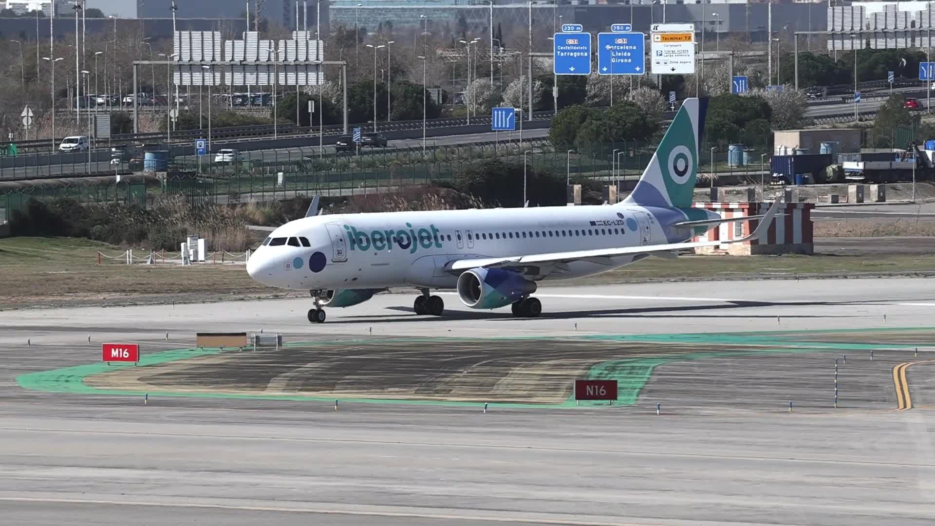 An Iberojet Airbus A320 heading towards the runway at Barcelona Airport