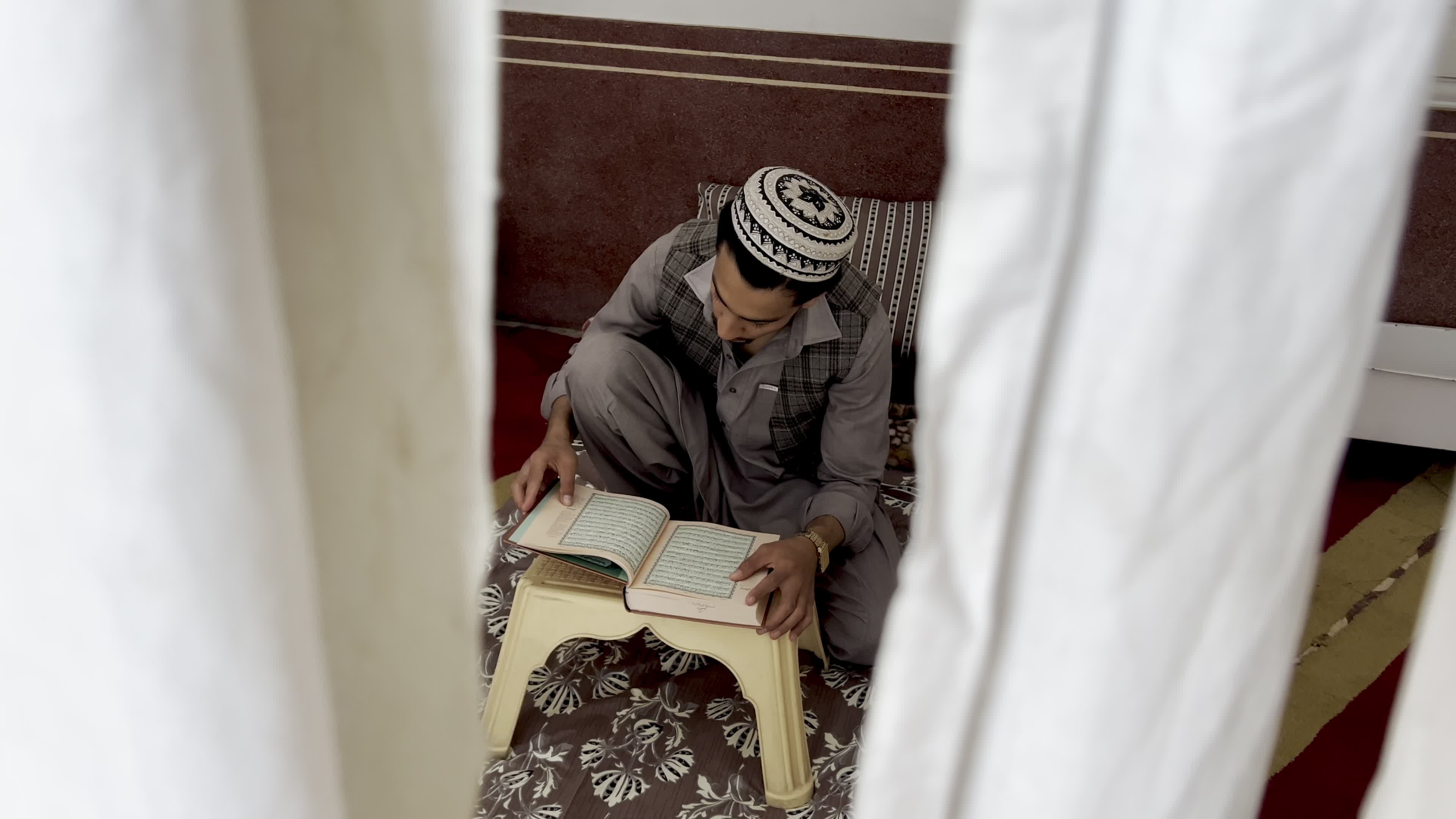 Pakistan's Muslims observe the last ten days of Ramadan
