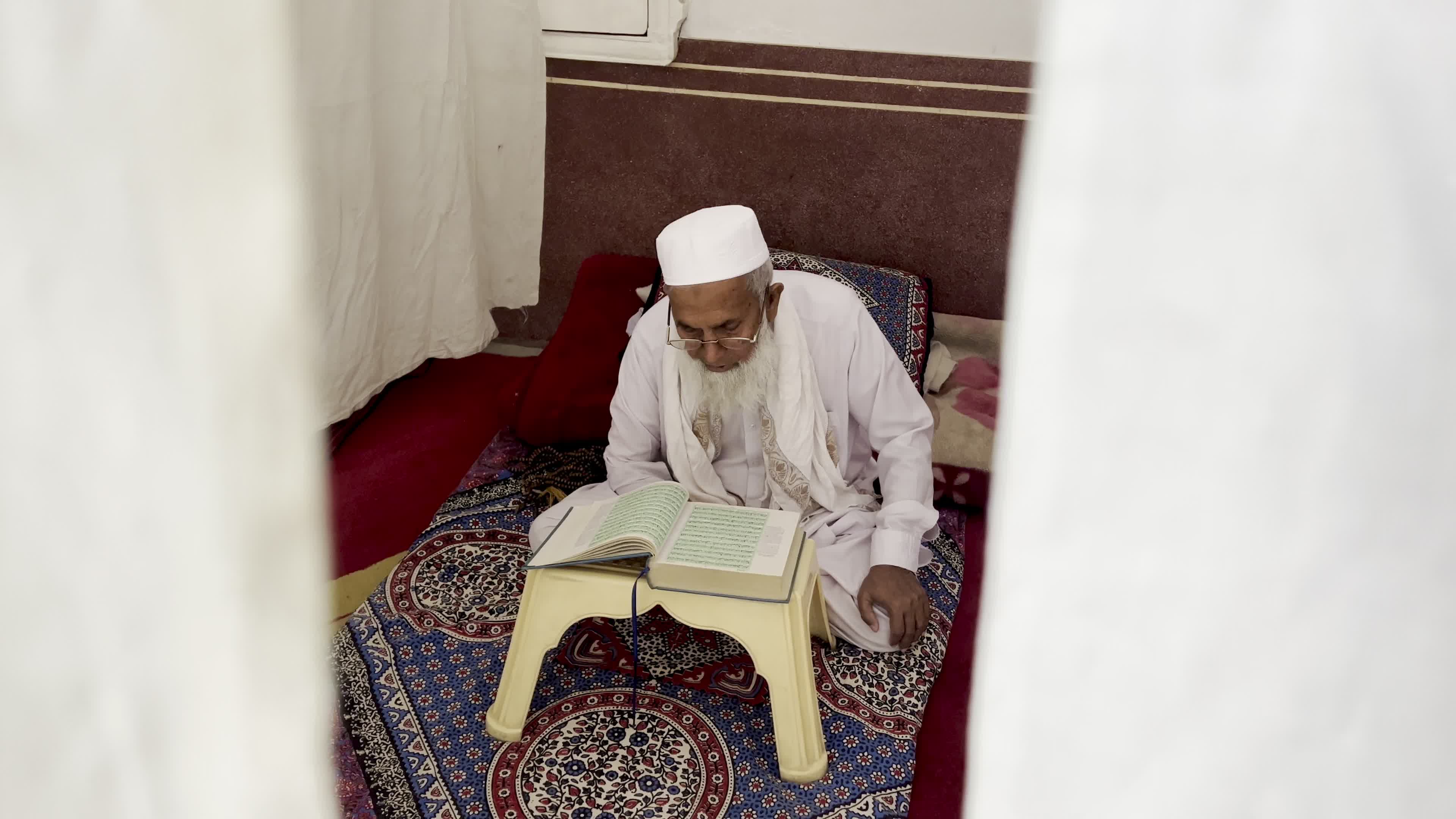 Pakistan's Muslims observe the last ten days of Ramadan