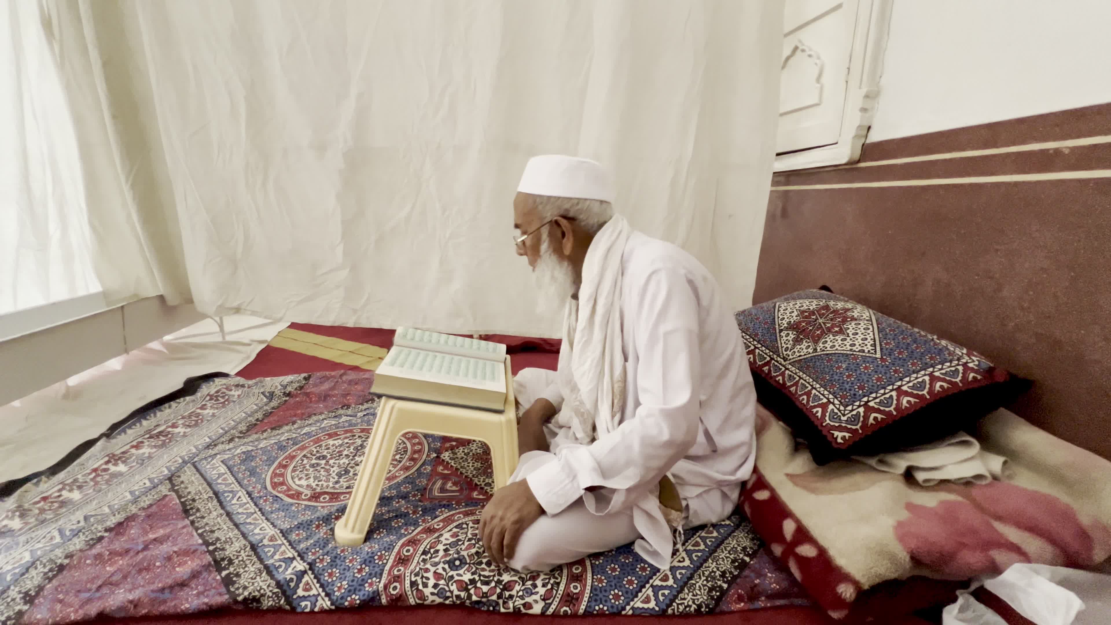 Pakistan's Muslims observe the last ten days of Ramadan