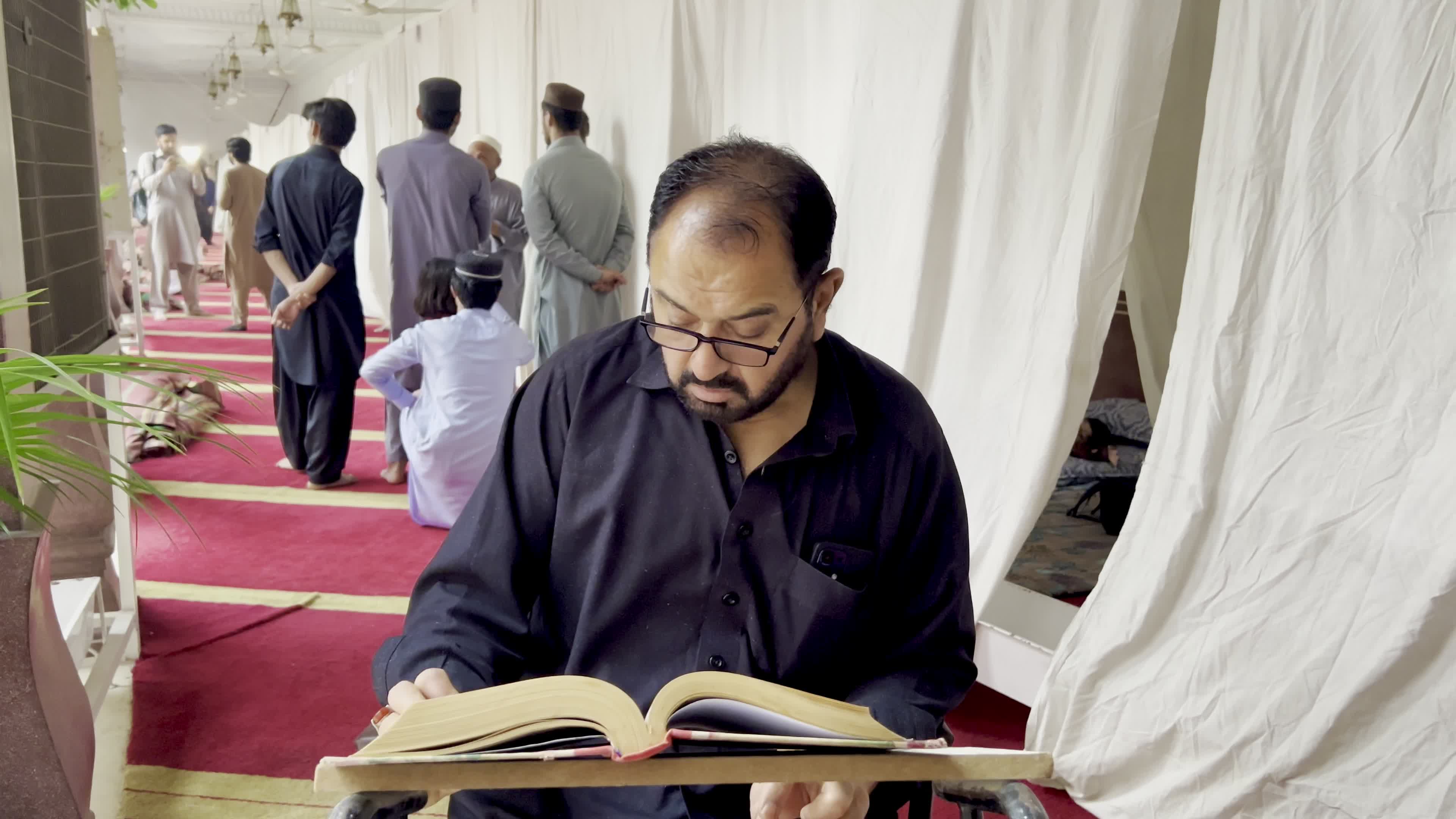 Pakistan's Muslims observe the last ten days of Ramadan