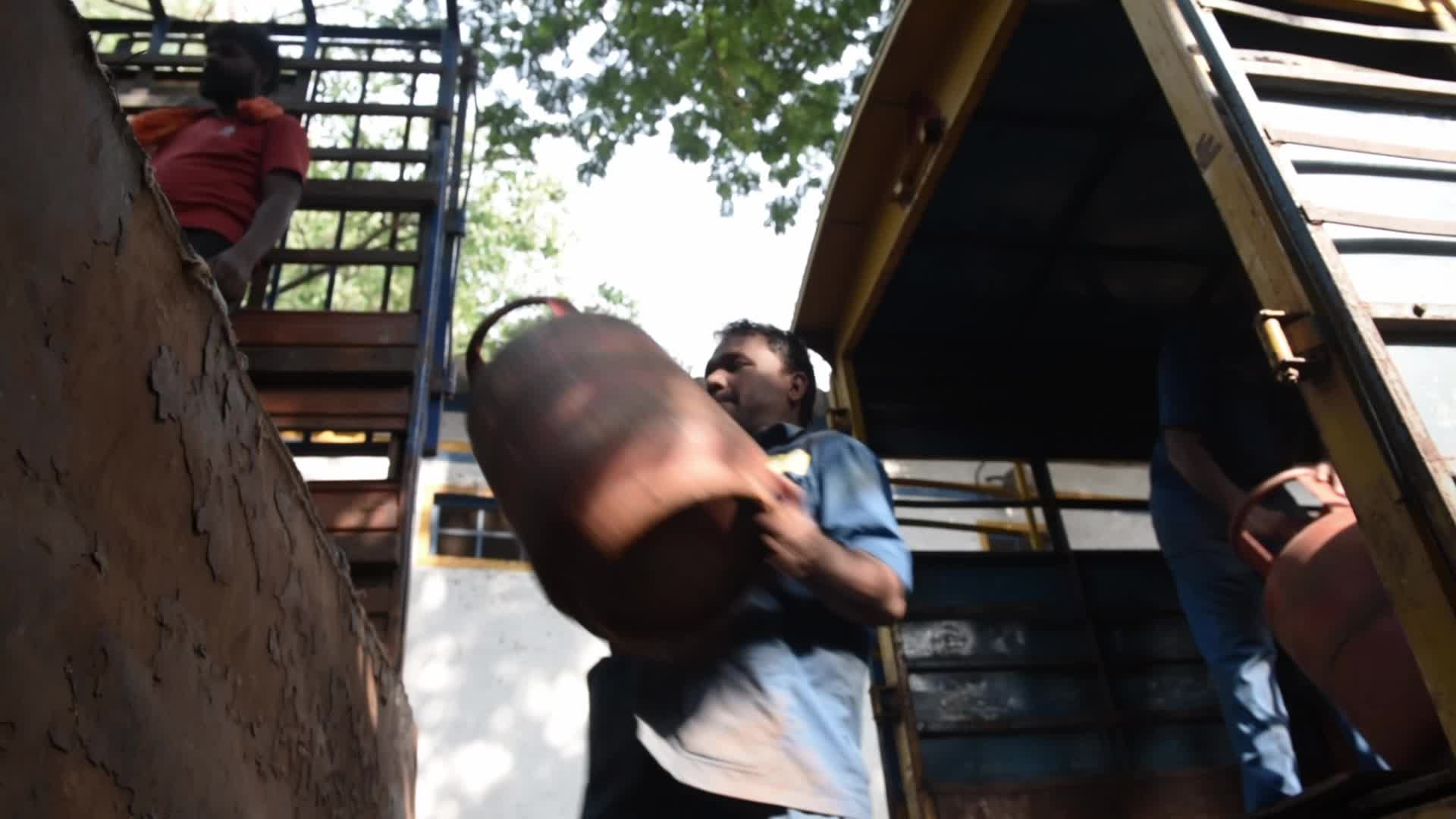 Workers Load Cylinders Amid India’s Widening LPG Supply Crunch
