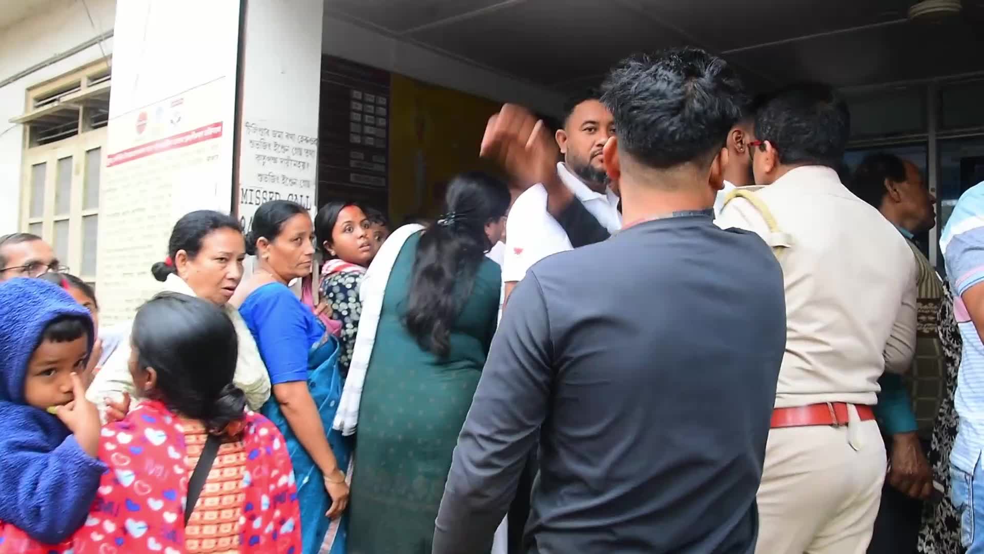 Long Queues At LPG Distributors Amid LPG Shortage Fears in India