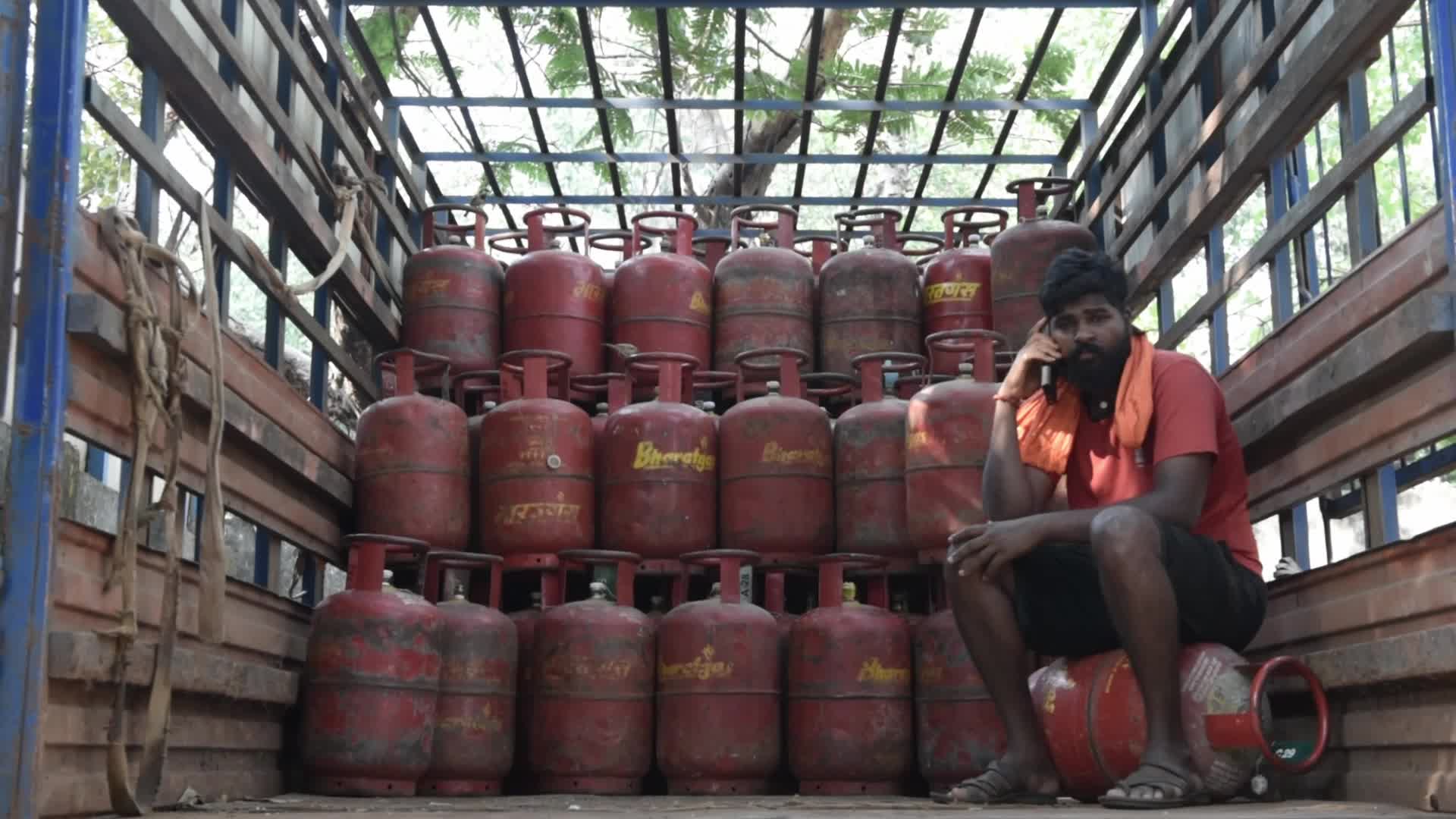 Workers Load Cylinders Amid India’s Widening LPG Supply Crunch
