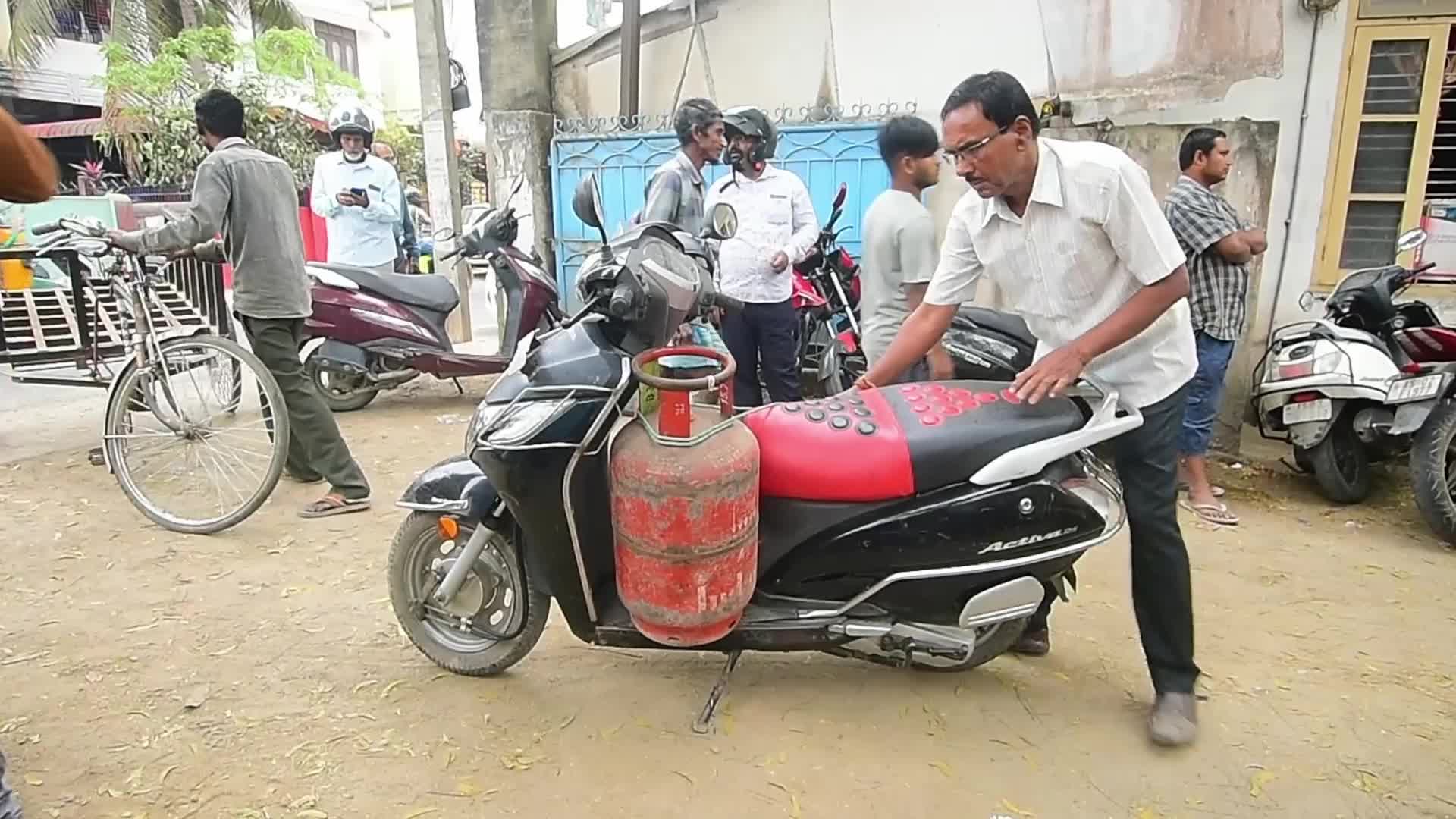 Long Queues At LPG Distributors Amid LPG Shortage Fears in India
