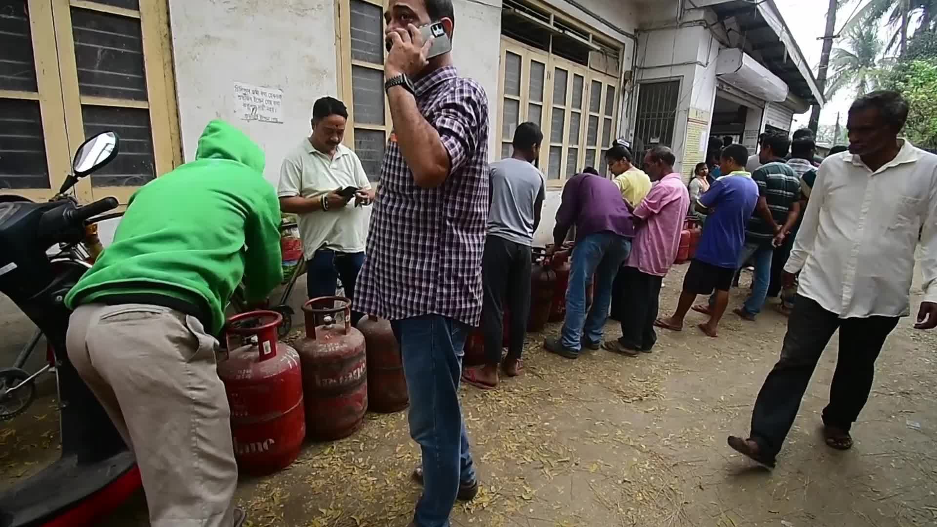 Long Queues At LPG Distributors Amid LPG Shortage Fears in India