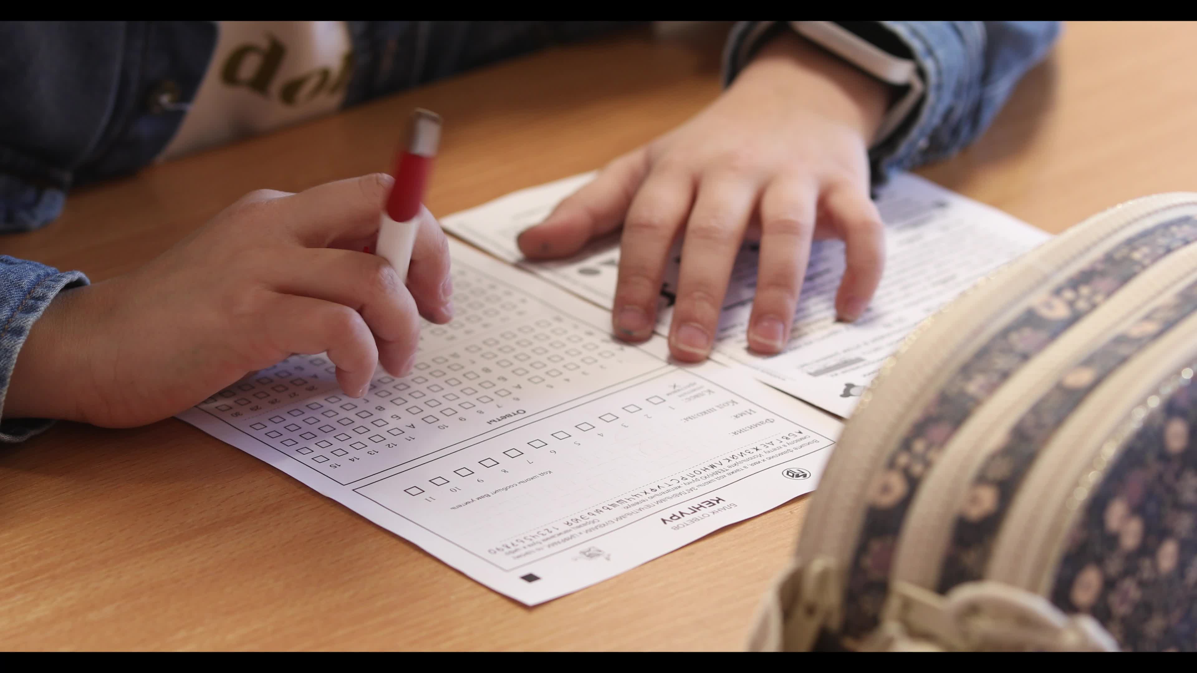 A pen in a student’s hand