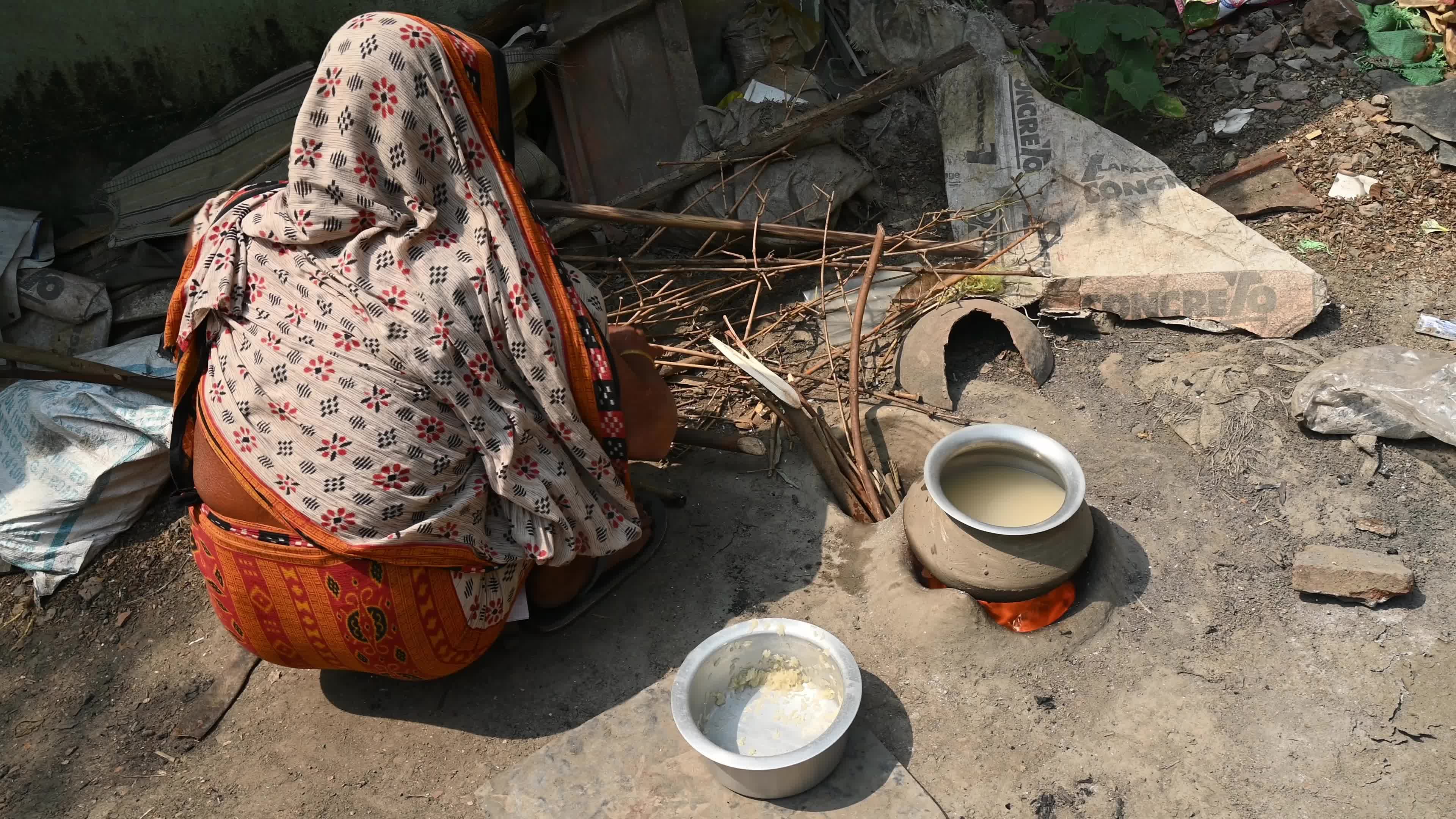 Rice cooked in clay Wood-fired stoves - LPG Gas Crisis in India