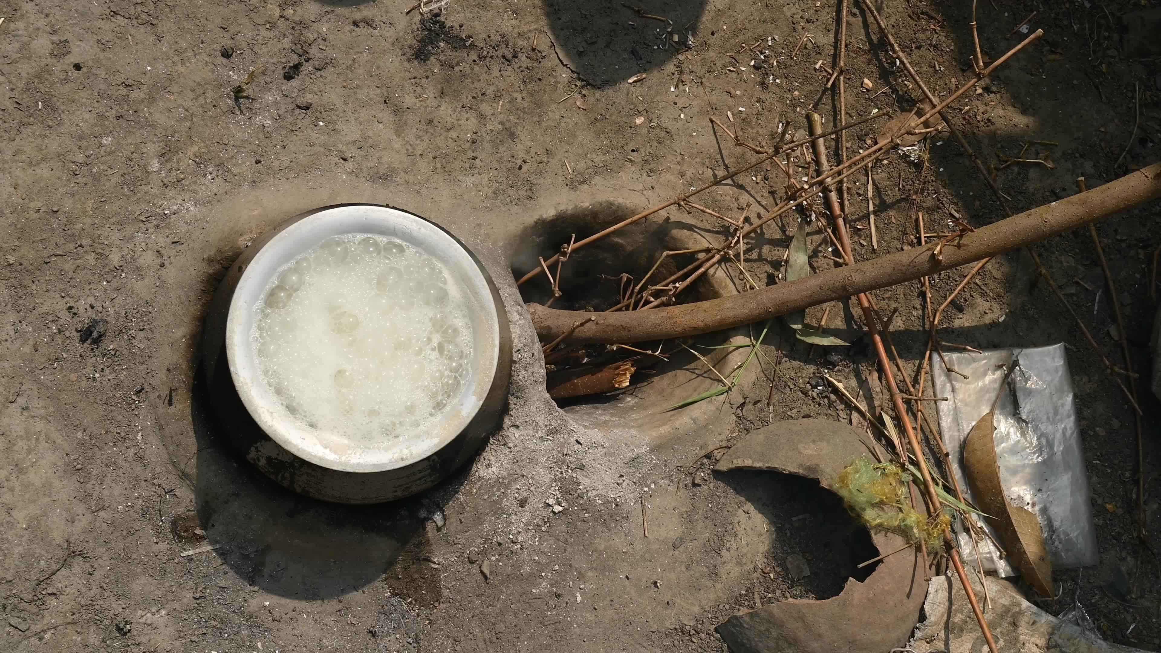Rice cooked in clay Wood-fired stoves - LPG Gas Crisis in India