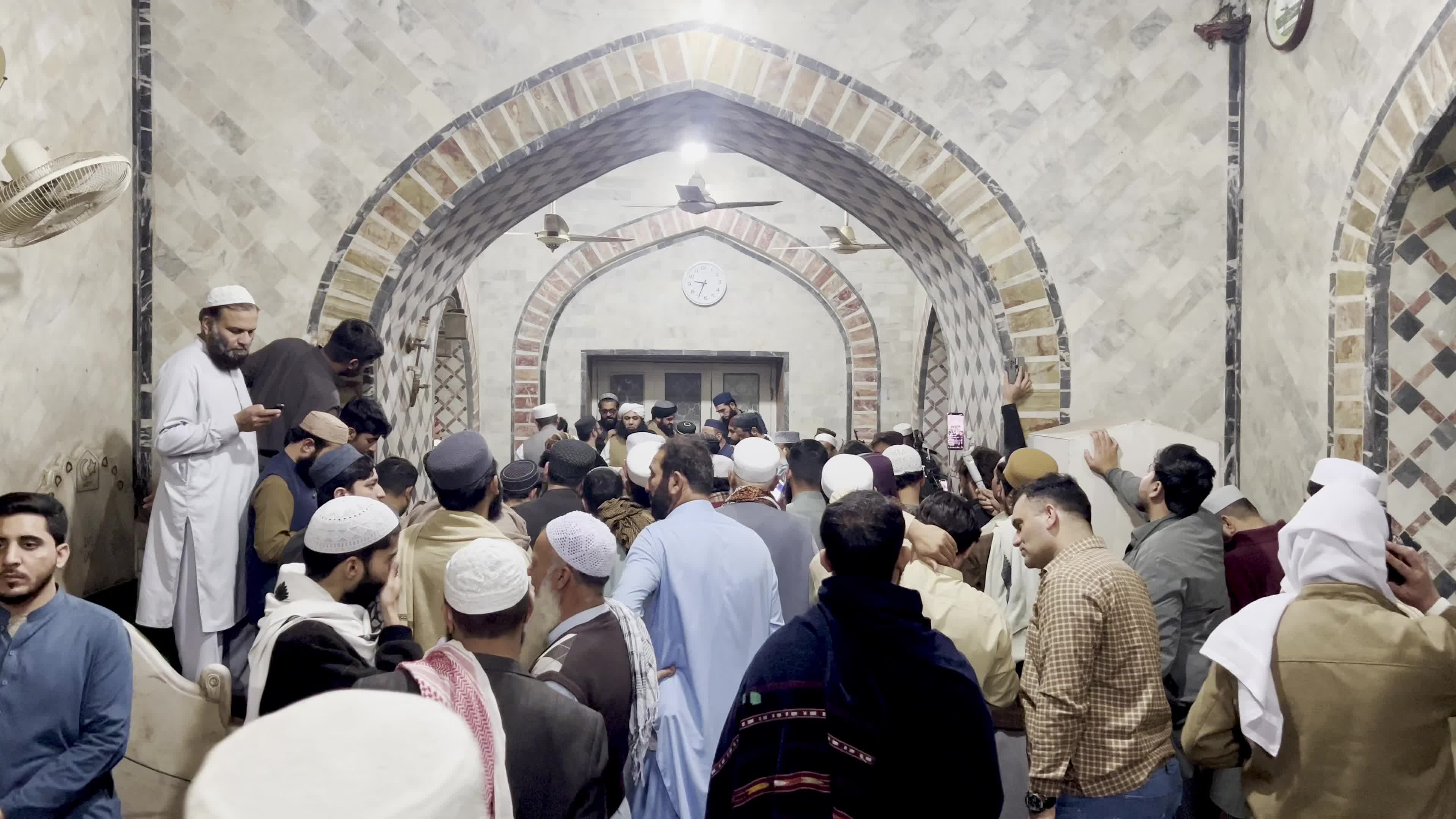Clerics convene in Peshawar as crescent sighting reports pour in ahead of Eid decision