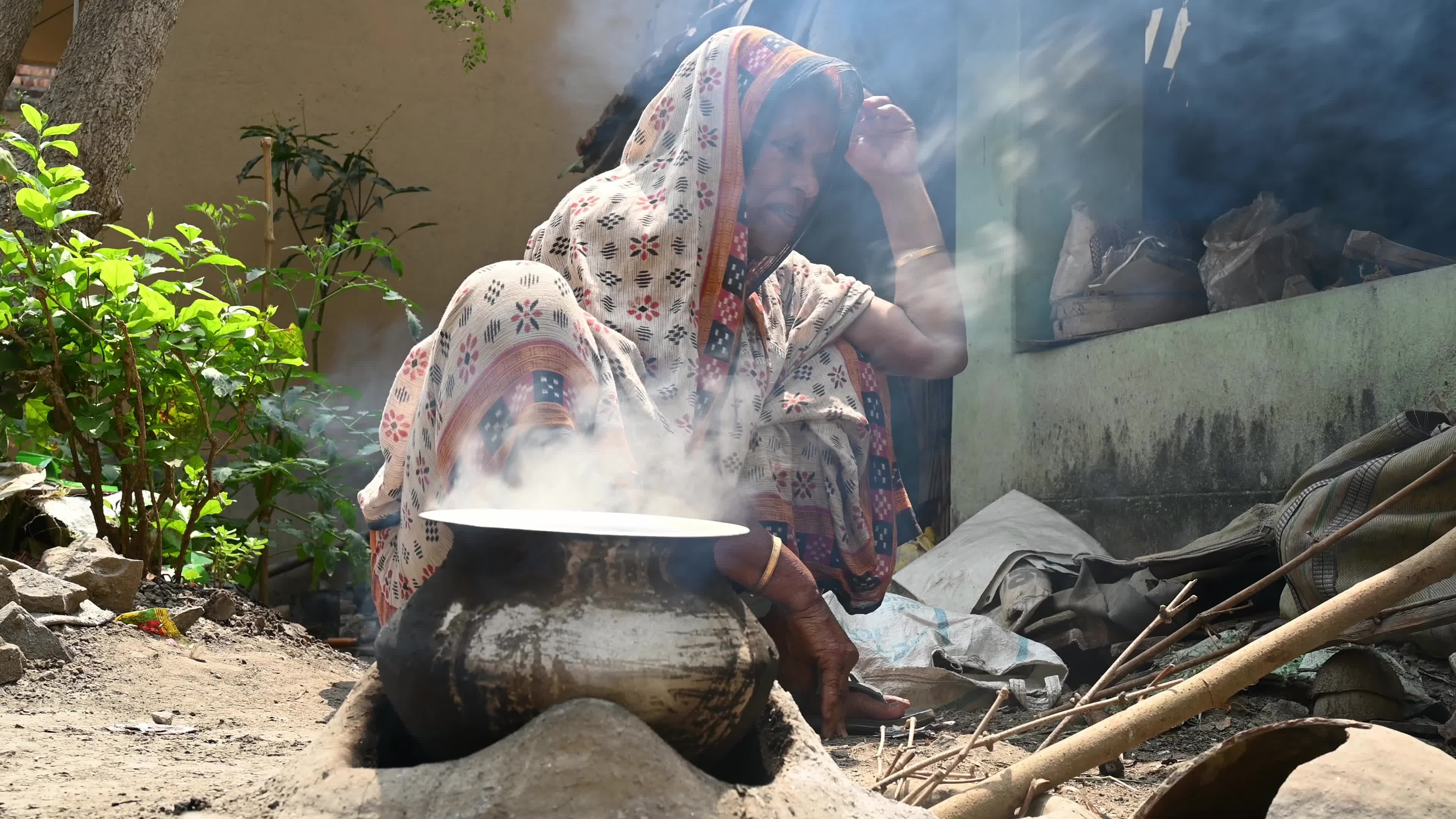 Rice cooked in clay Wood-fired stoves - LPG Gas Crisis in India