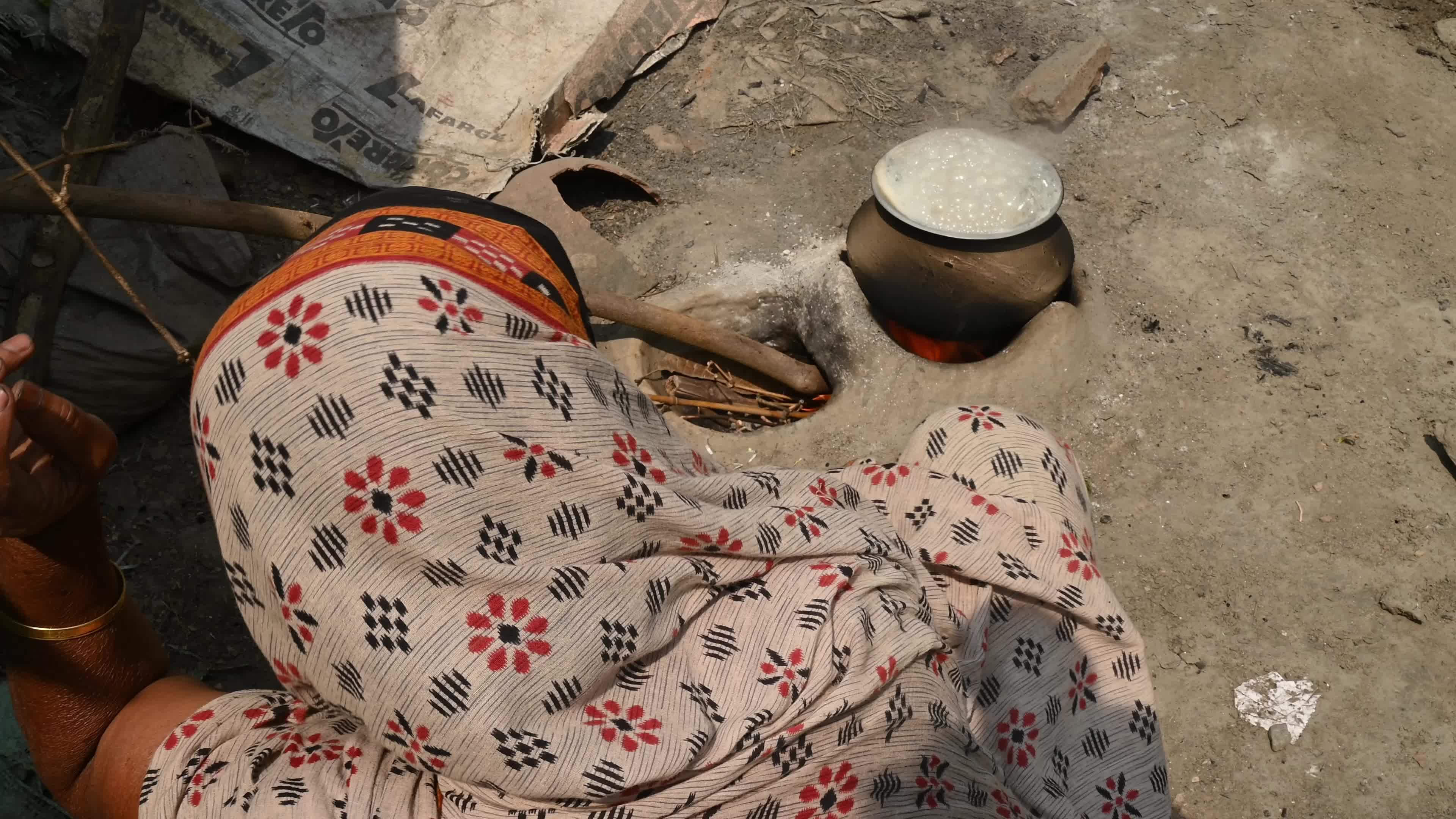 Rice cooked in clay Wood-fired stoves - LPG Gas Crisis in India
