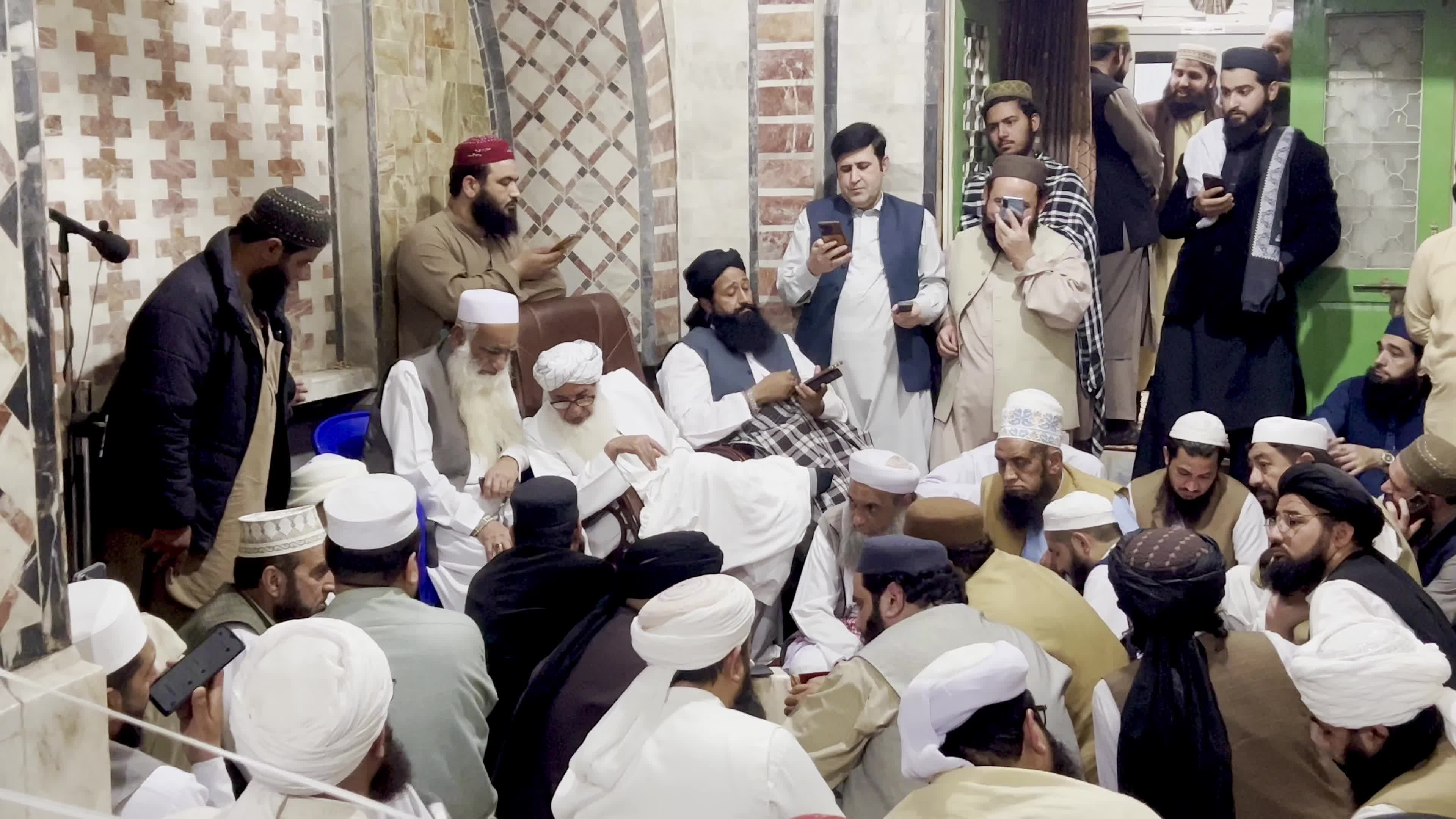 Clerics convene in Peshawar as crescent sighting reports pour in ahead of Eid decision