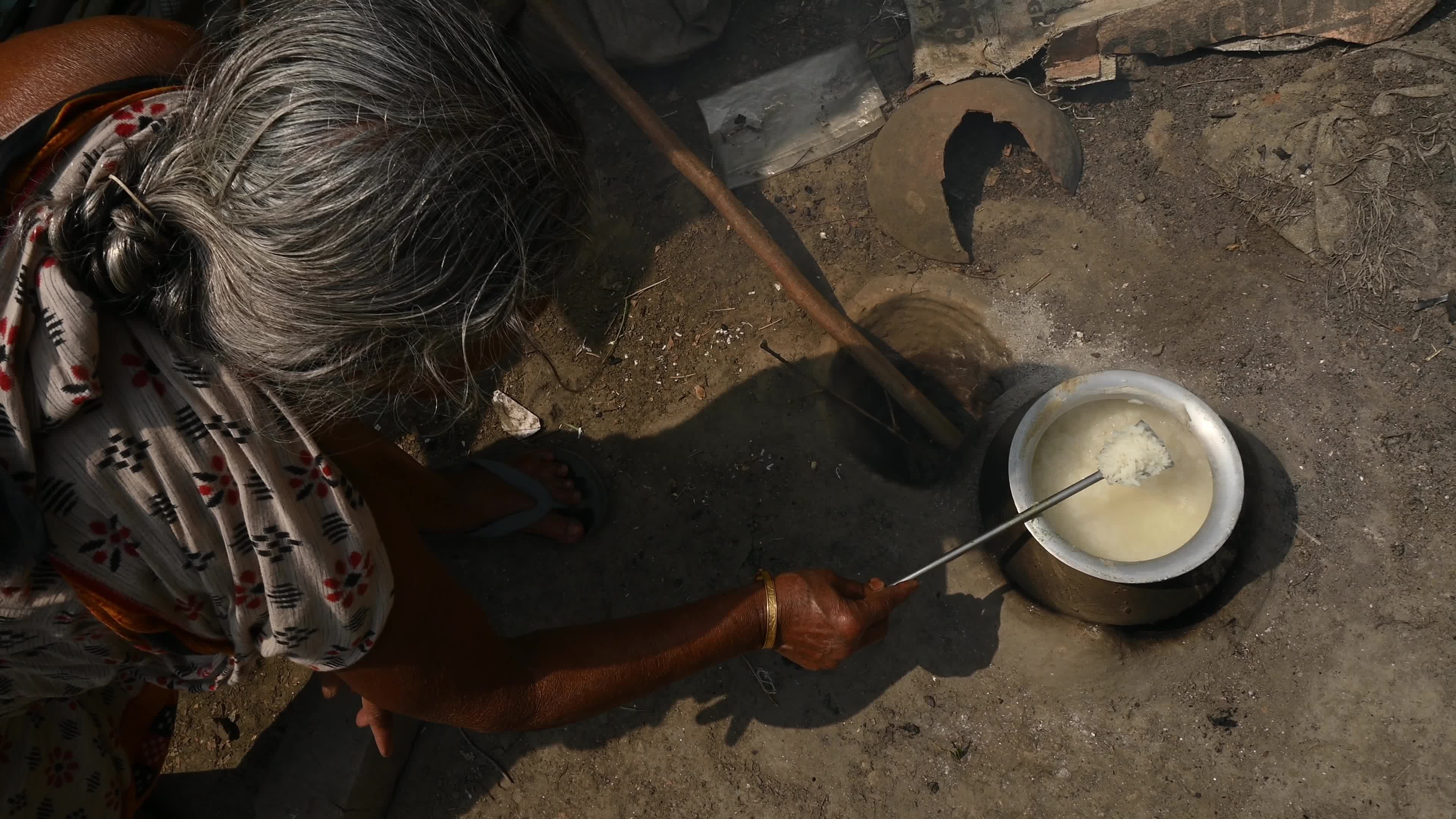 Rice cooked in clay Wood-fired stoves - LPG Gas Crisis in India