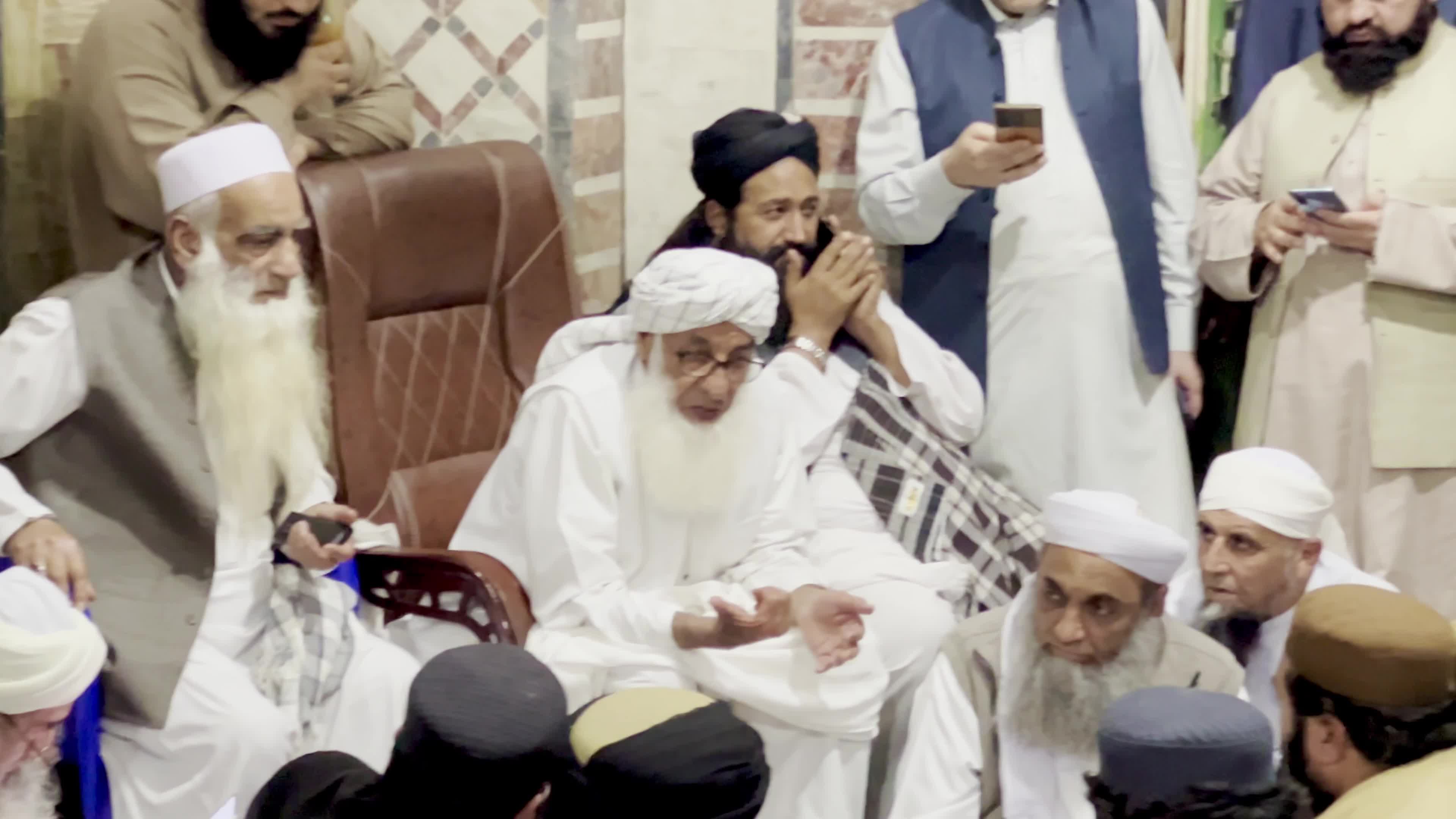 Clerics convene in Peshawar as crescent sighting reports pour in ahead of Eid decision