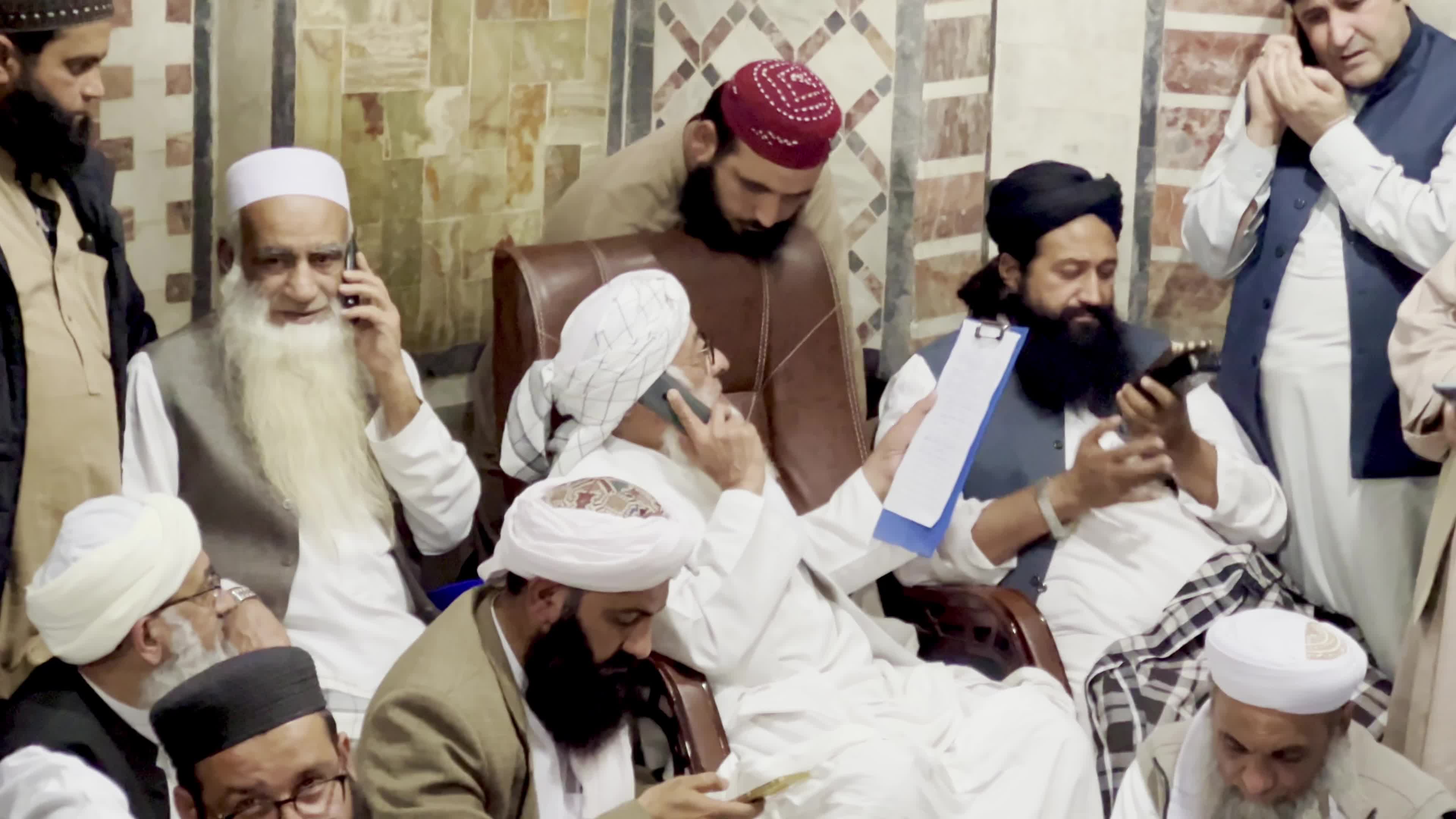 Clerics convene in Peshawar as crescent sighting reports pour in ahead of Eid decision