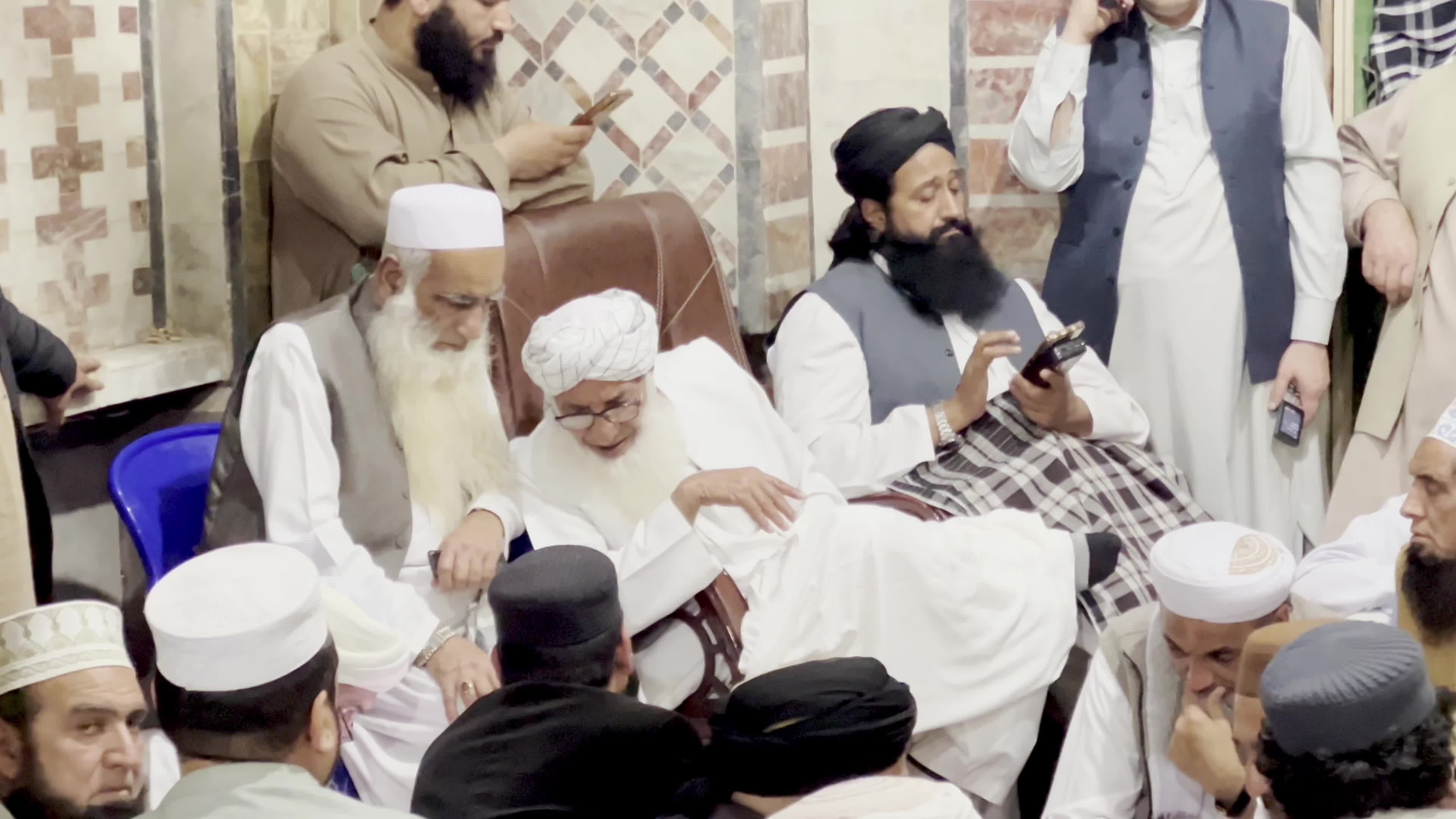 Clerics convene in Peshawar as crescent sighting reports pour in ahead of Eid decision