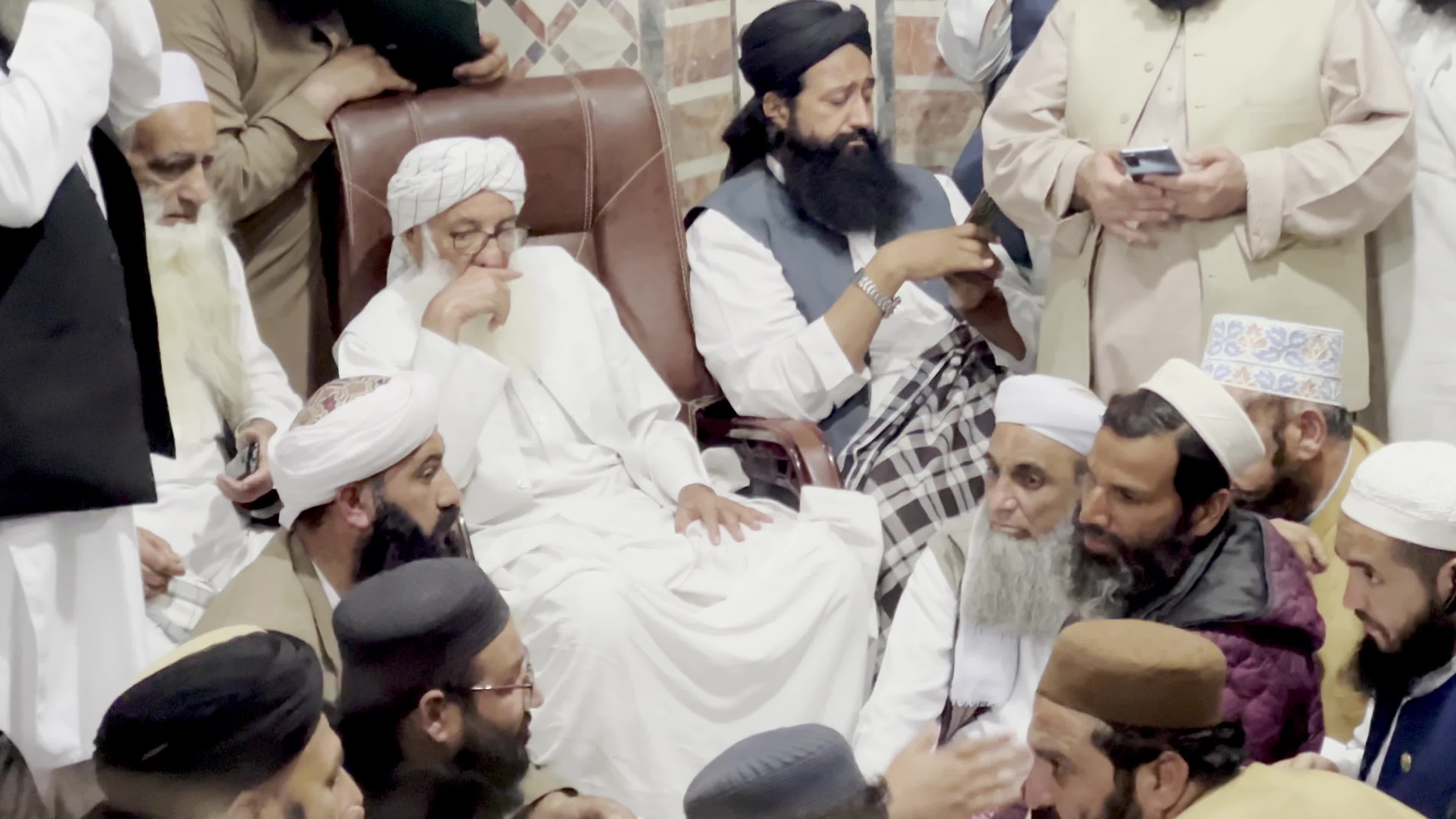Clerics convene in Peshawar as crescent sighting reports pour in ahead of Eid decision