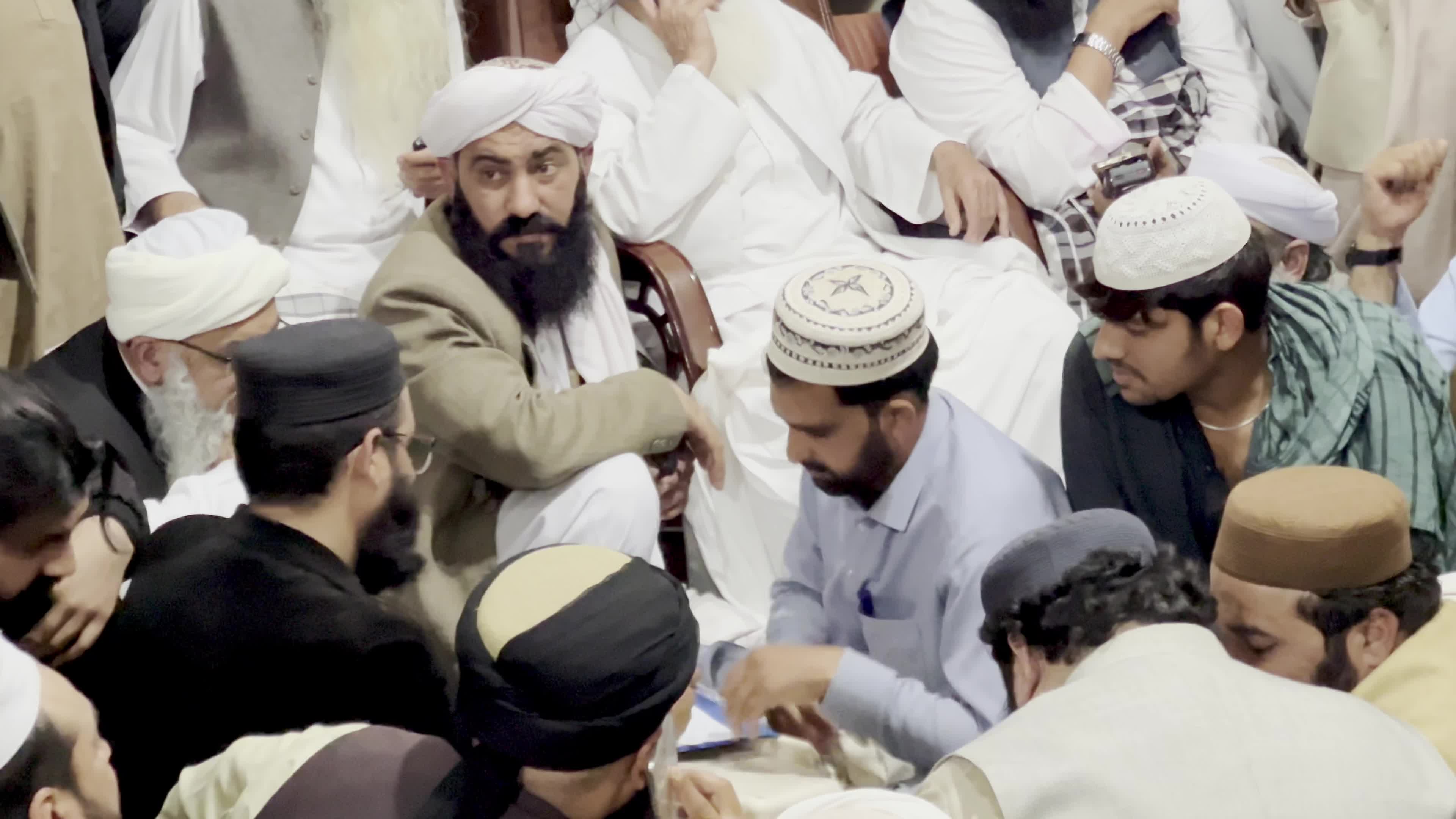 Clerics convene in Peshawar as crescent sighting reports pour in ahead of Eid decision