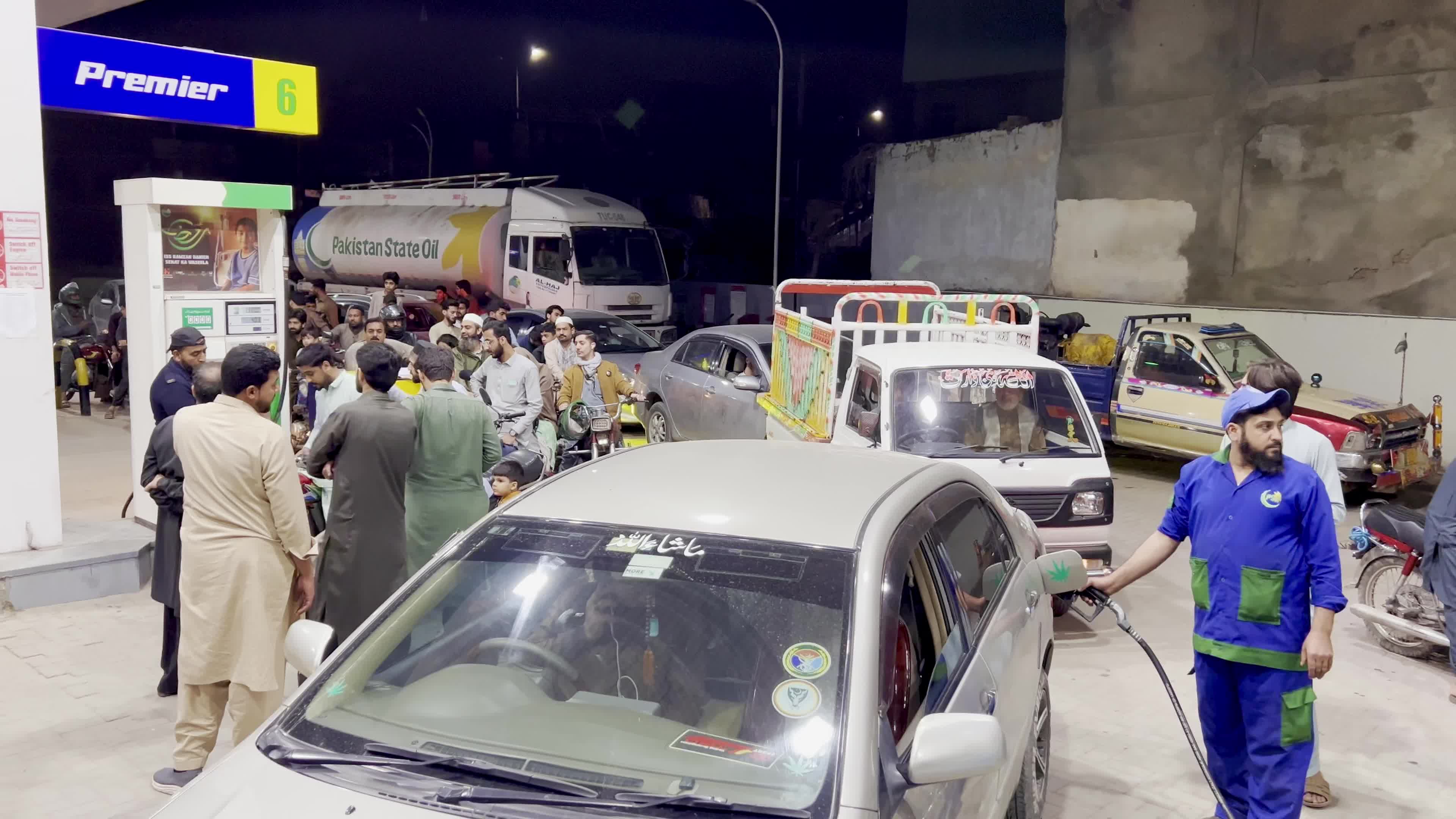 Vehicles queue for fuel as Pakistan raises prices amid Iran war