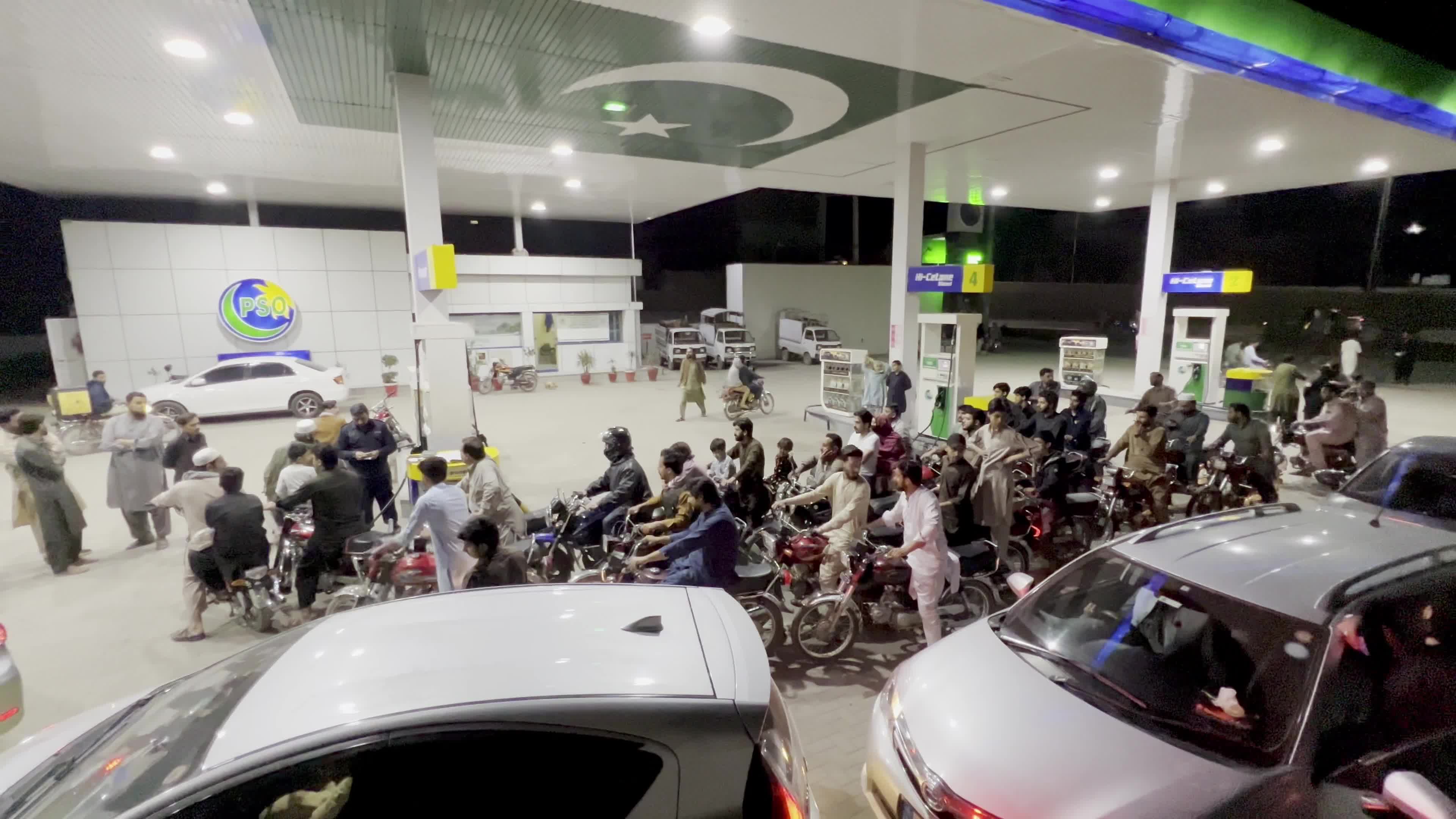 Vehicles queue for fuel as Pakistan raises prices amid Iran war
