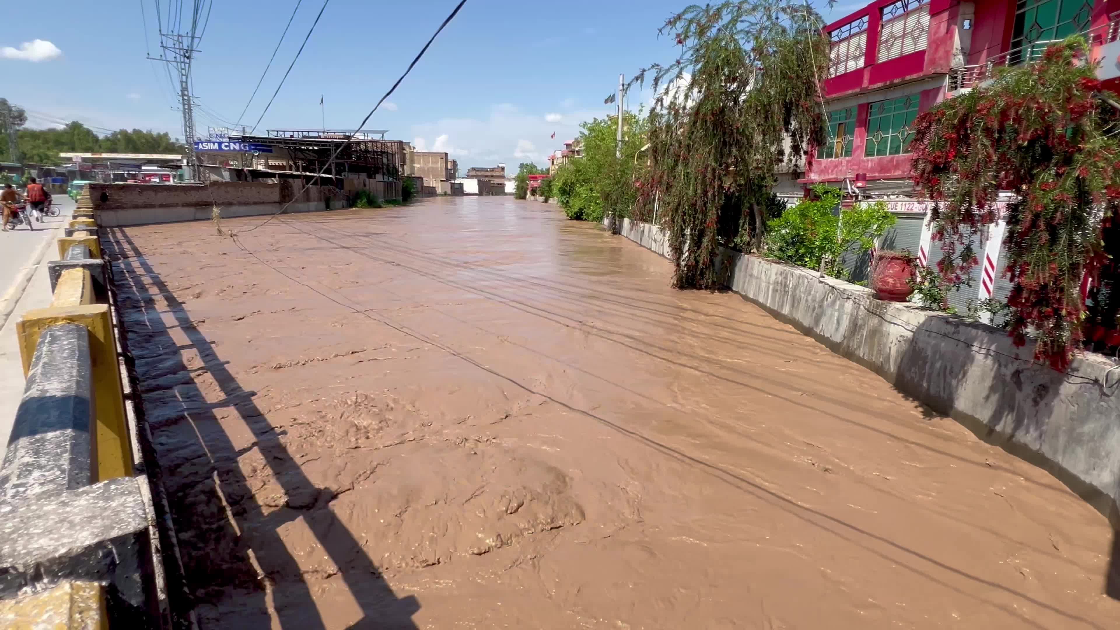 Heavy rains flood streets in northwest Pakistan, death toll rises