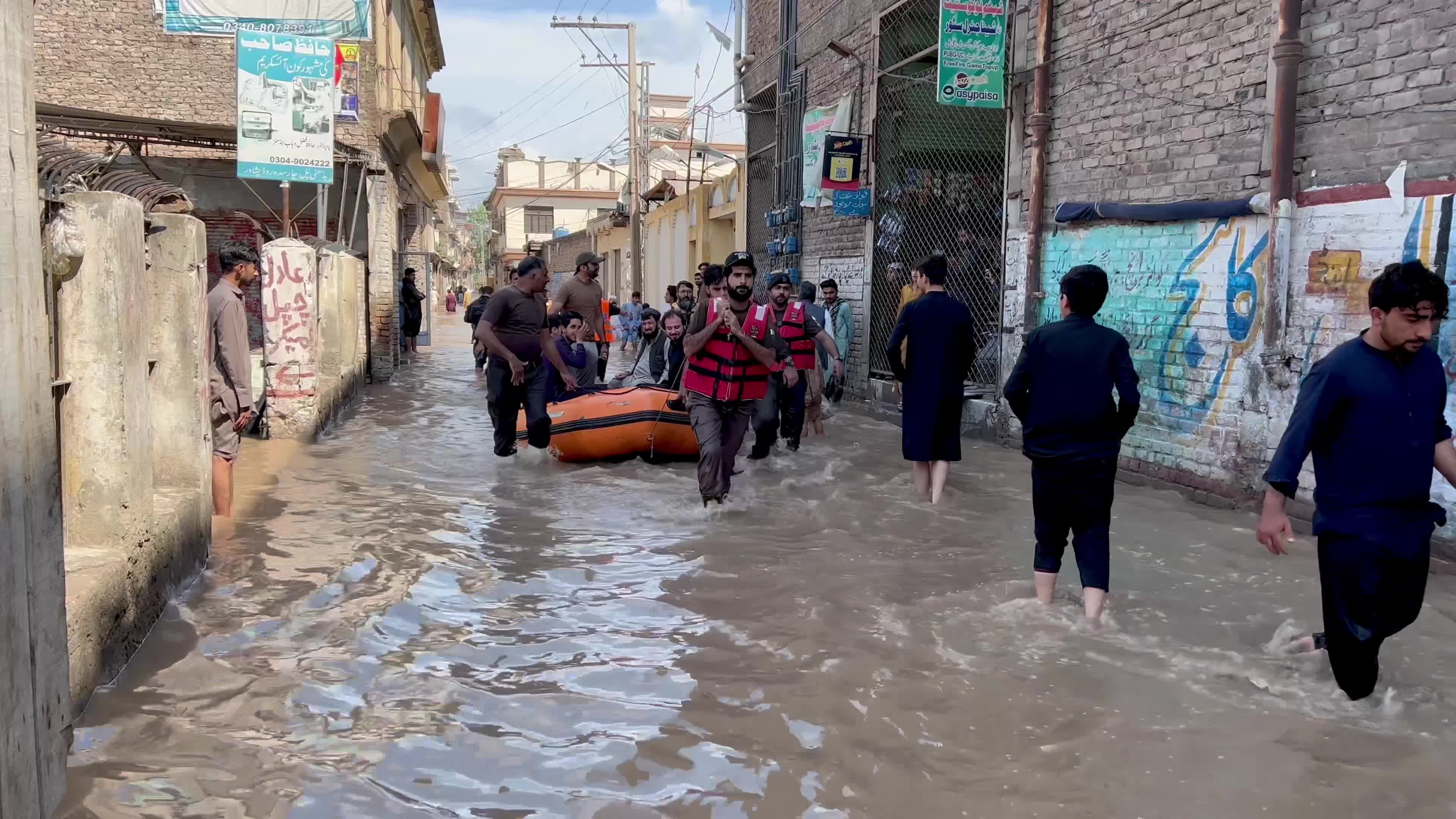 Heavy rains flood streets in northwest Pakistan, death toll rises