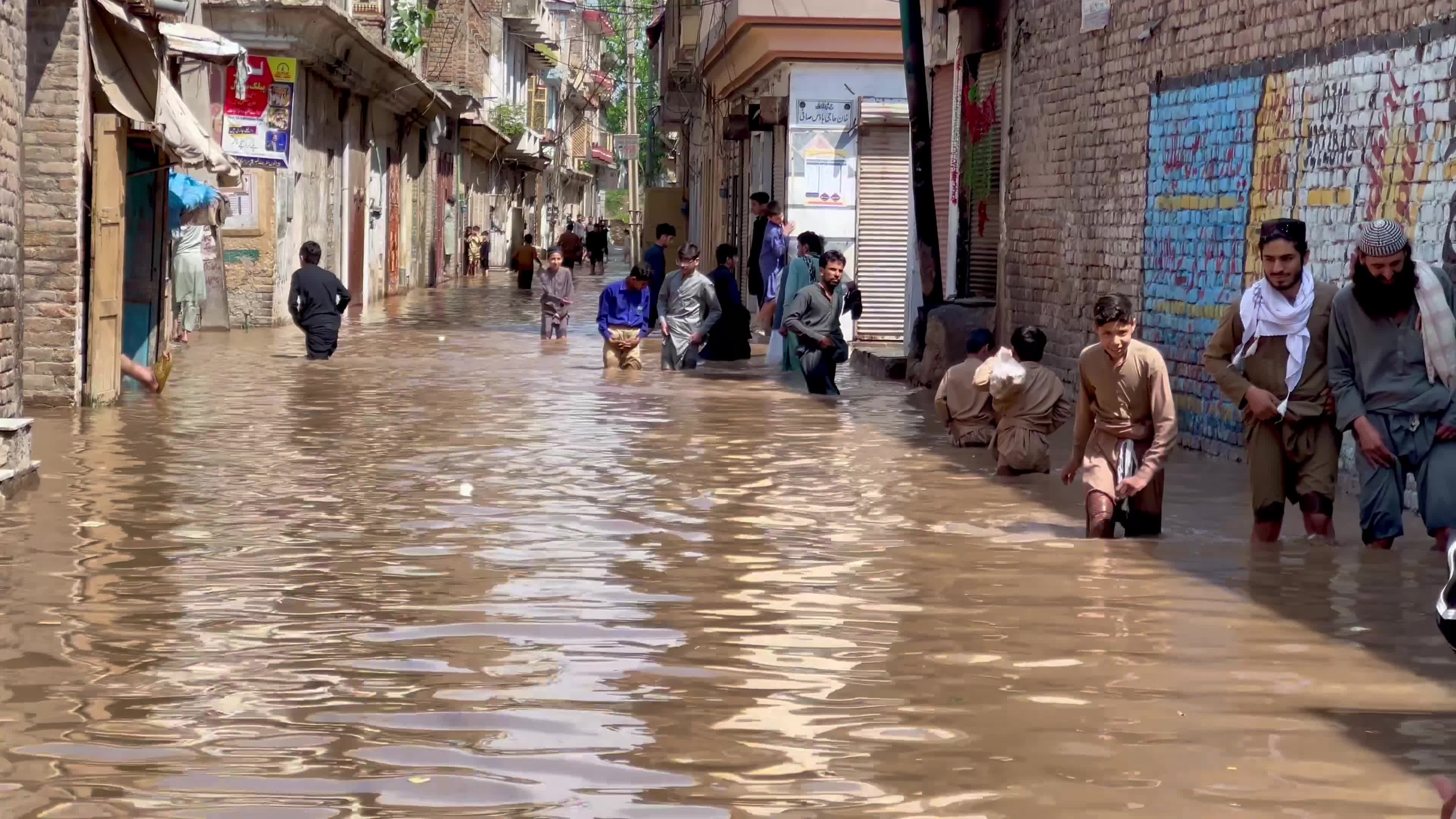 Heavy rains flood streets in northwest Pakistan, death toll rises