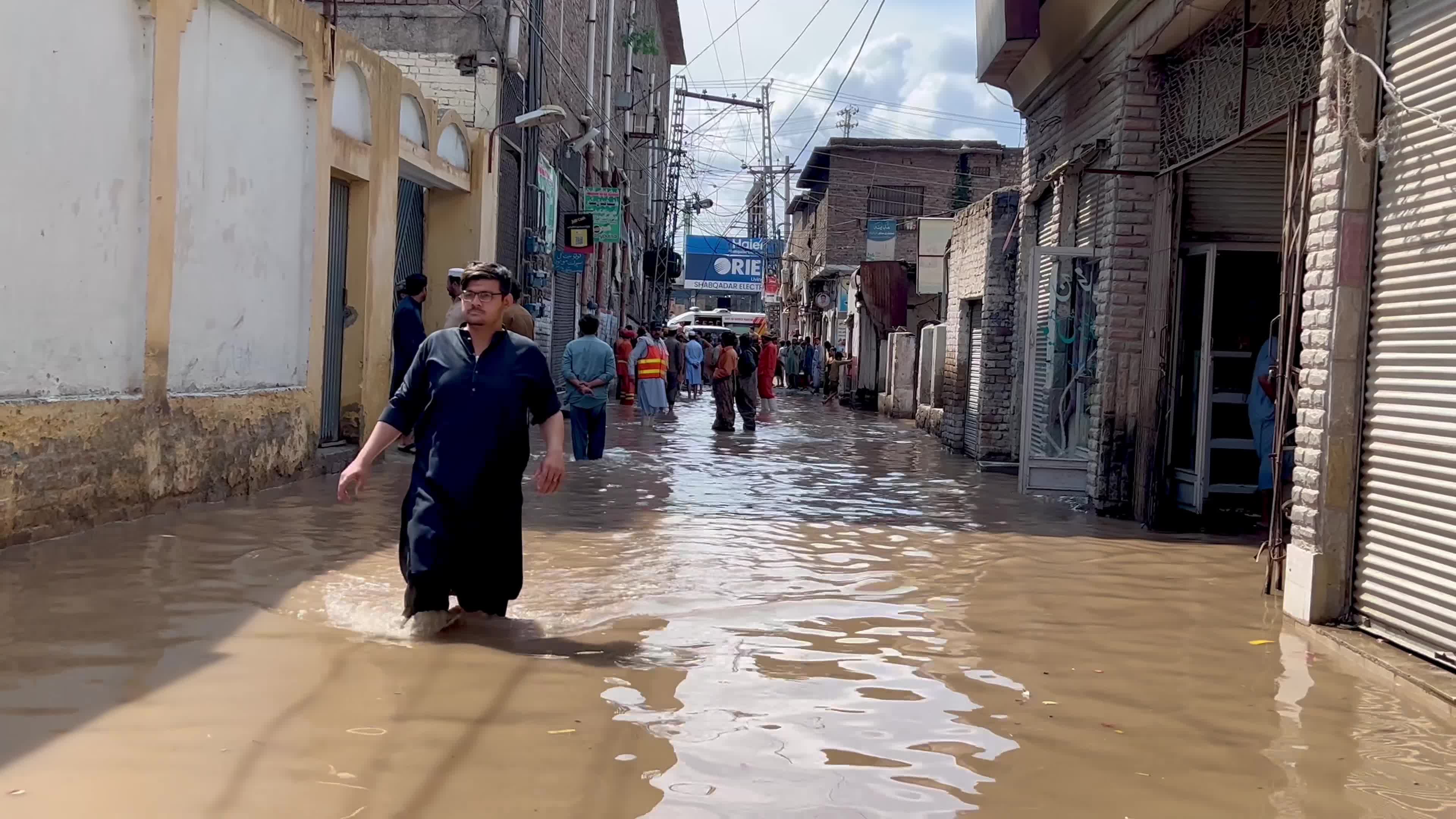 Heavy rains flood streets in northwest Pakistan, death toll rises