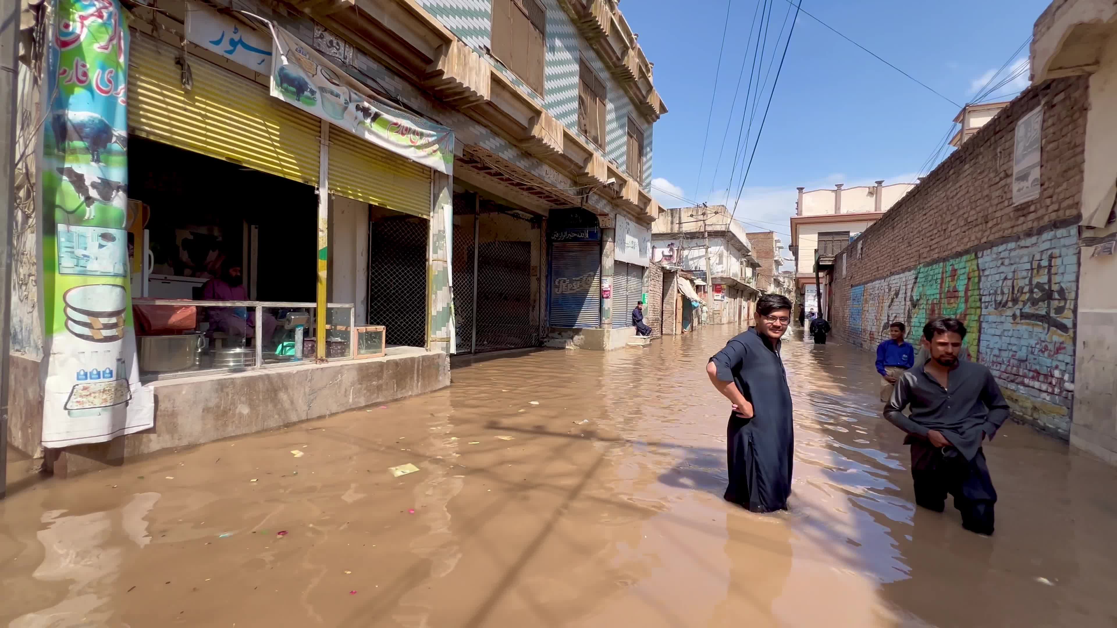 Heavy rains flood streets in northwest Pakistan, death toll rises