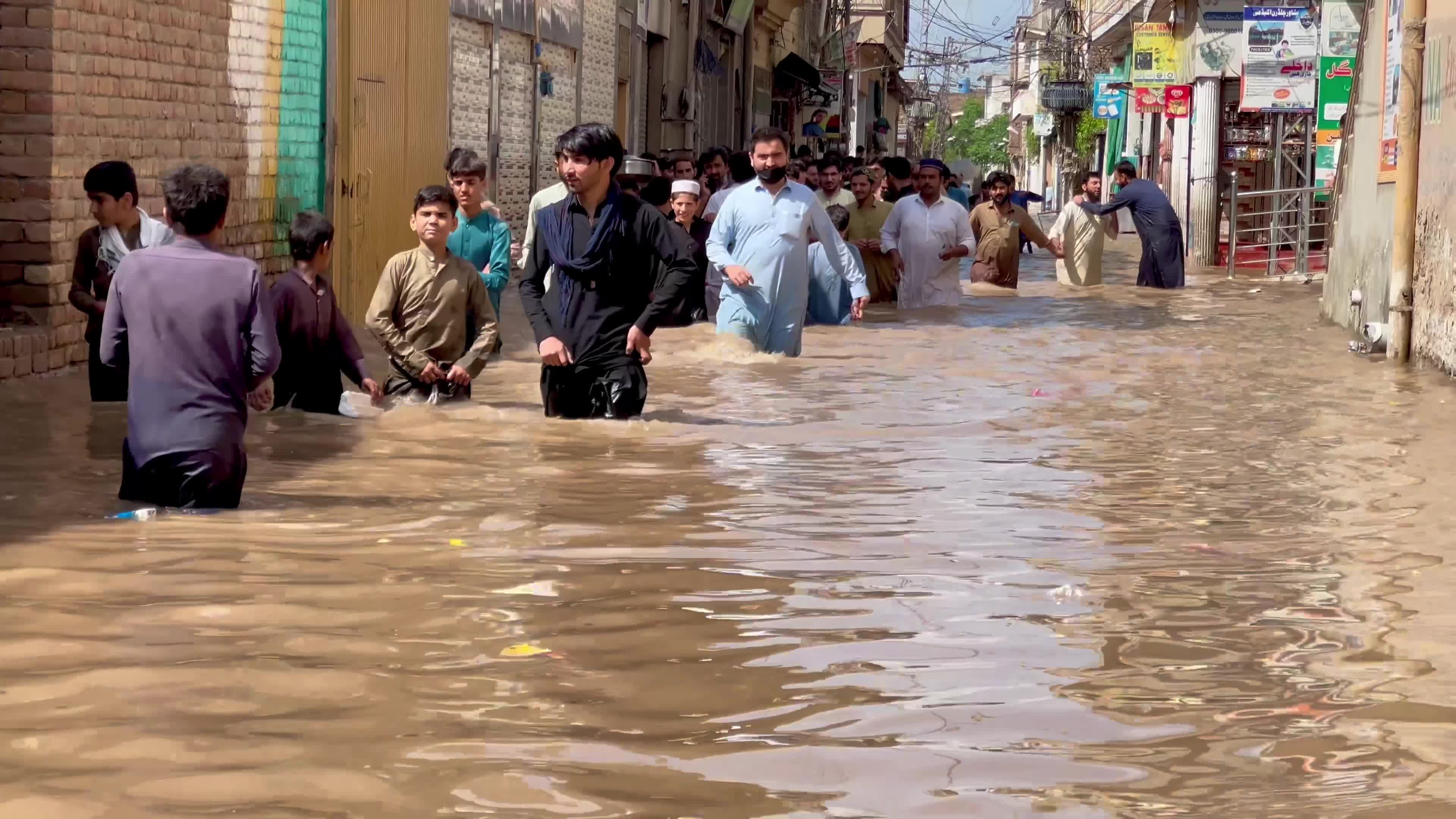 Heavy rains flood streets in northwest Pakistan, death toll rises