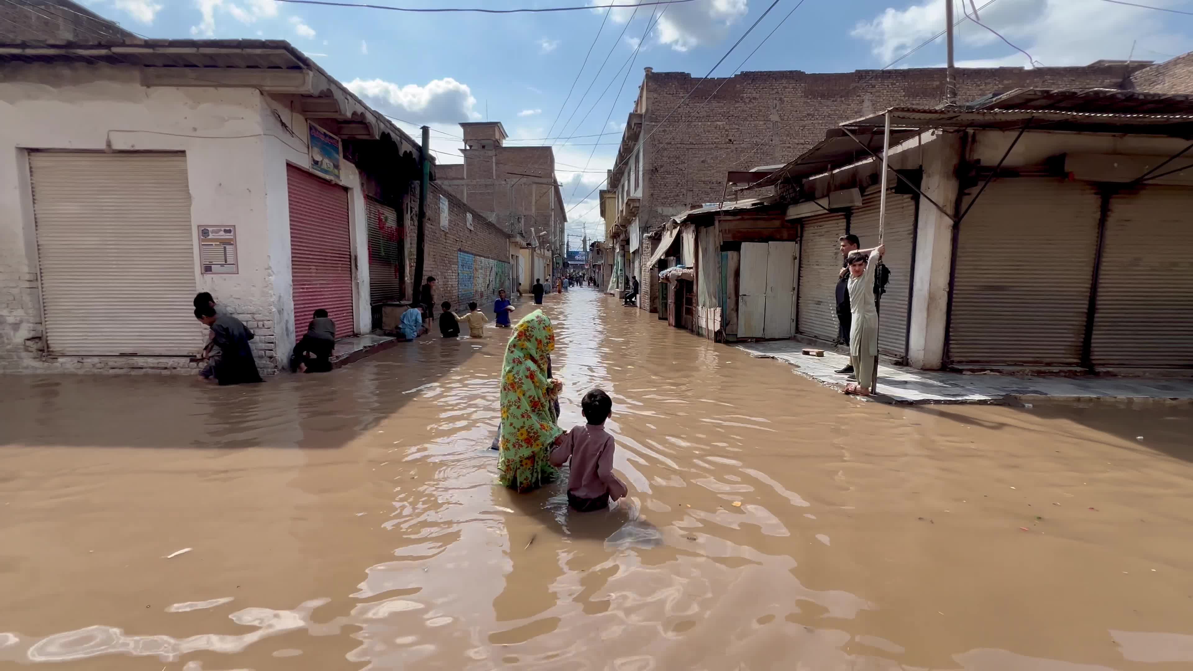 Heavy rains flood streets in northwest Pakistan, death toll rises