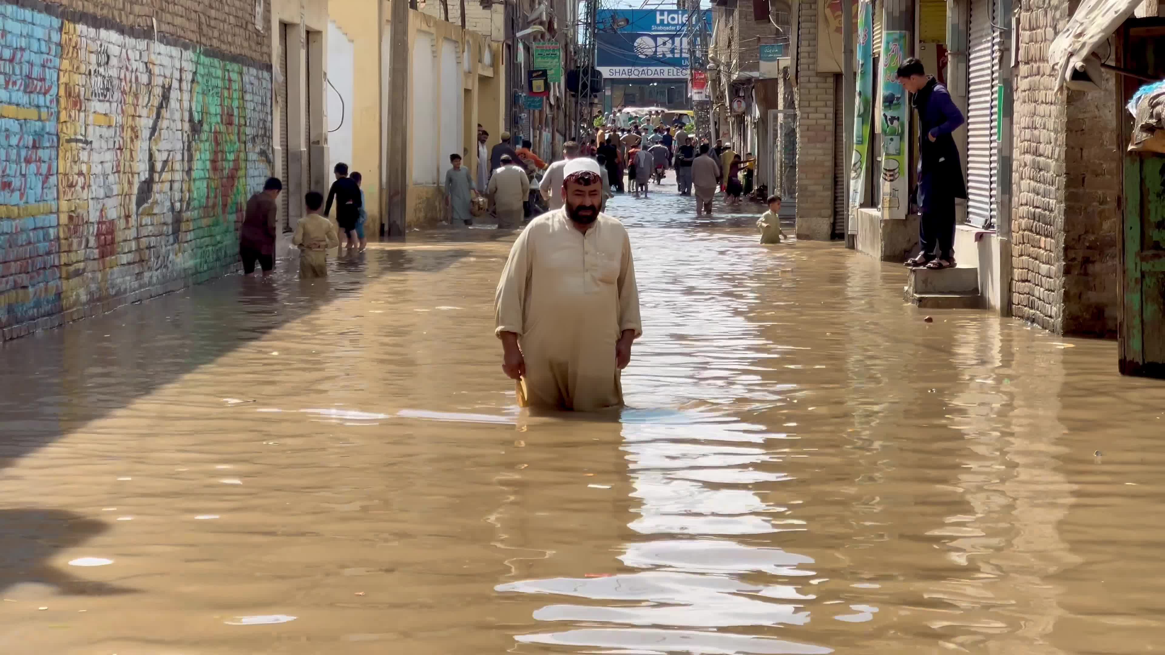 Heavy rains flood streets in northwest Pakistan, death toll rises
