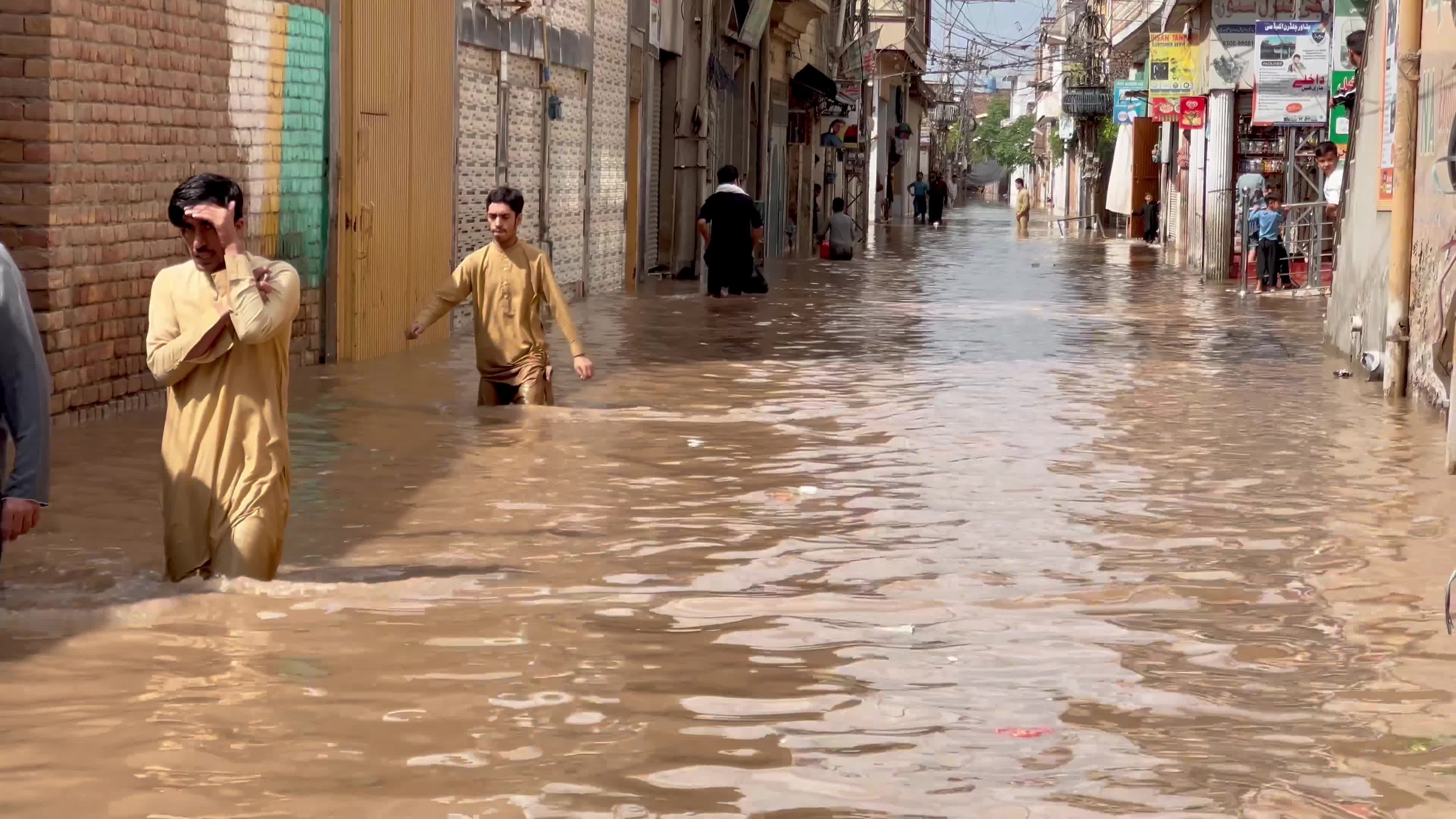 Heavy rains flood streets in northwest Pakistan, death toll rises