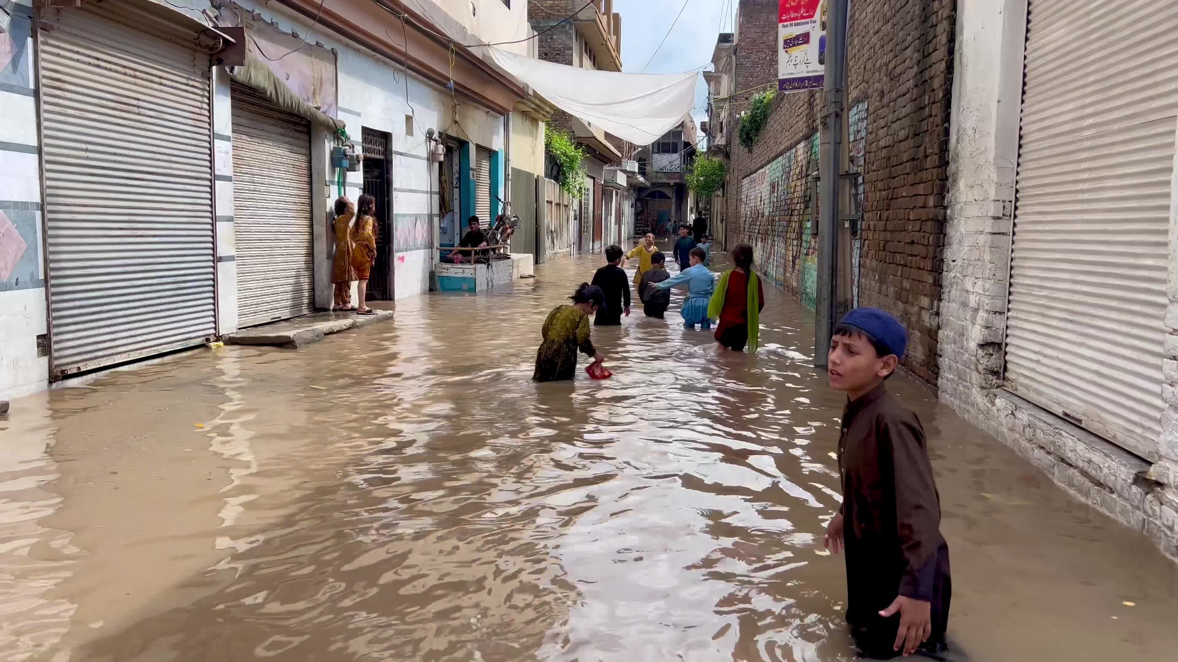 Heavy rains flood streets in northwest Pakistan, death toll rises