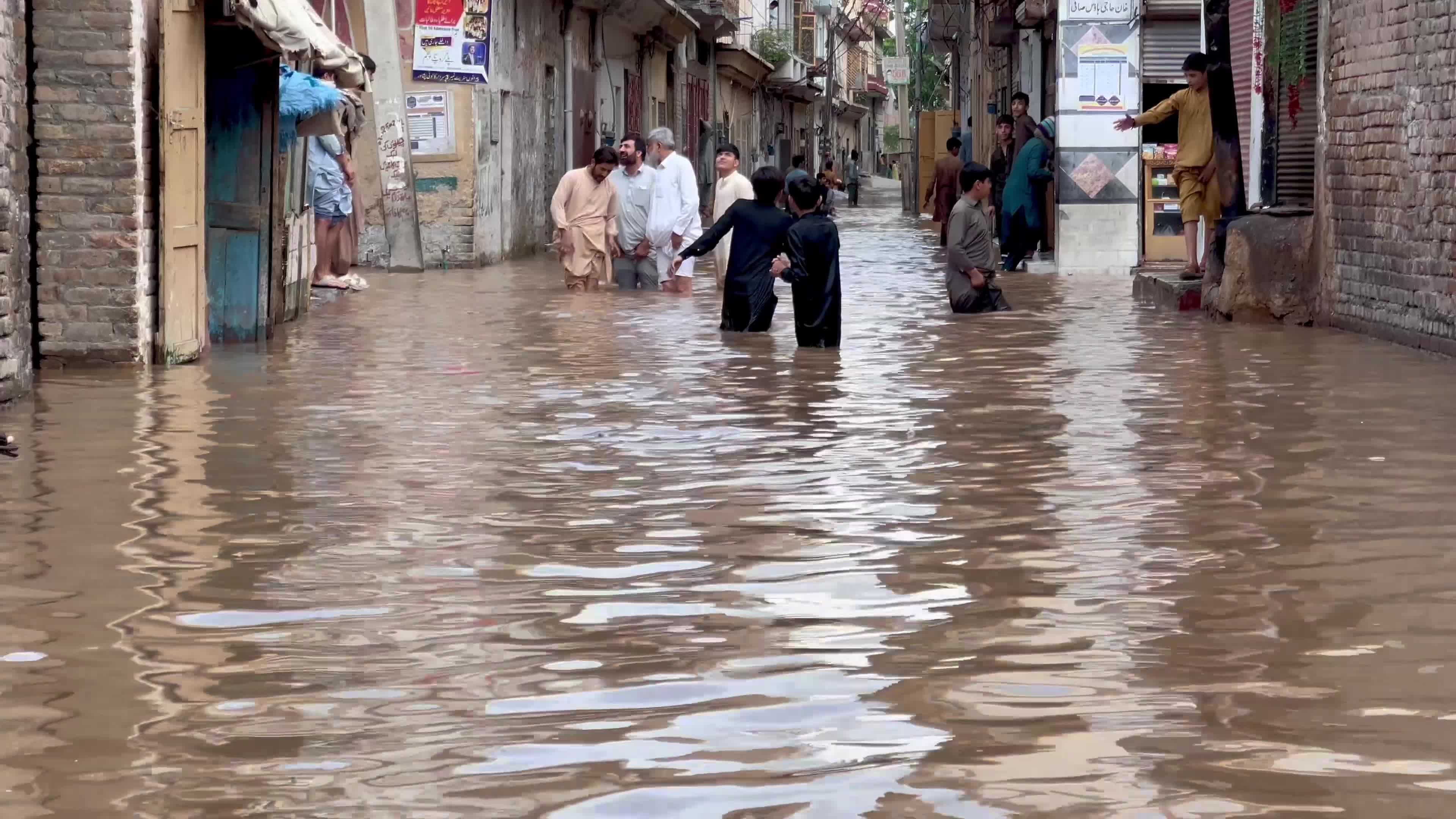 Heavy rains flood streets in northwest Pakistan, death toll rises