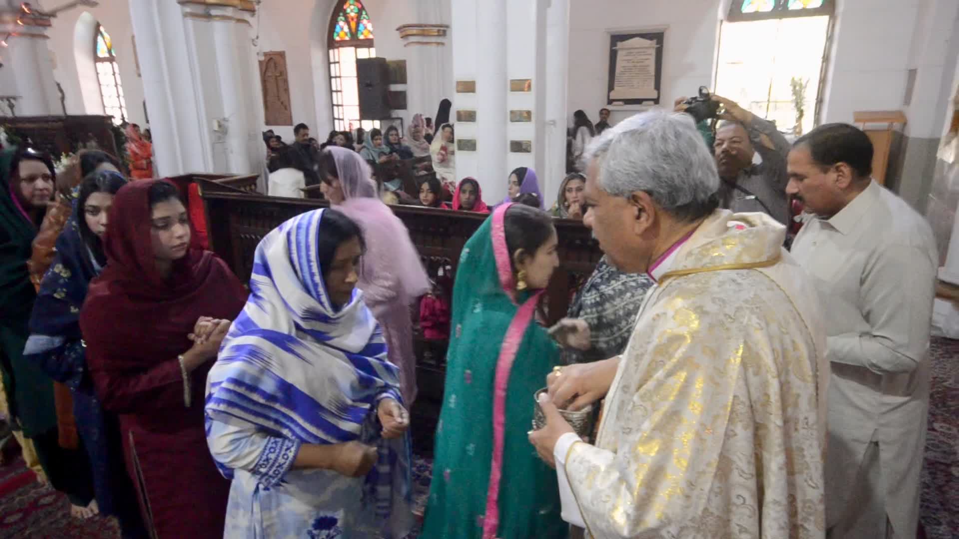 Christians in Peshawar celebrate Easter Sunday