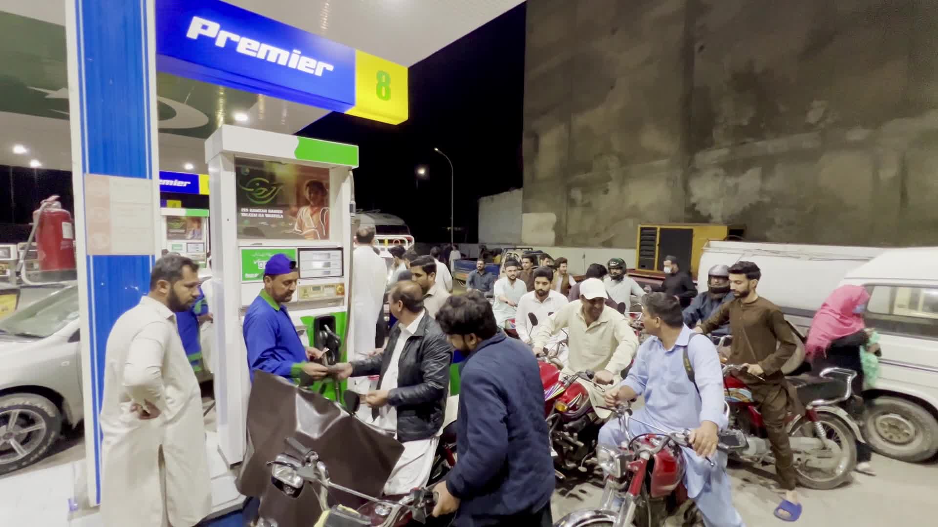 Vehicles queue for fuel as Pakistan raises prices amid Iran war - 04/02/2026