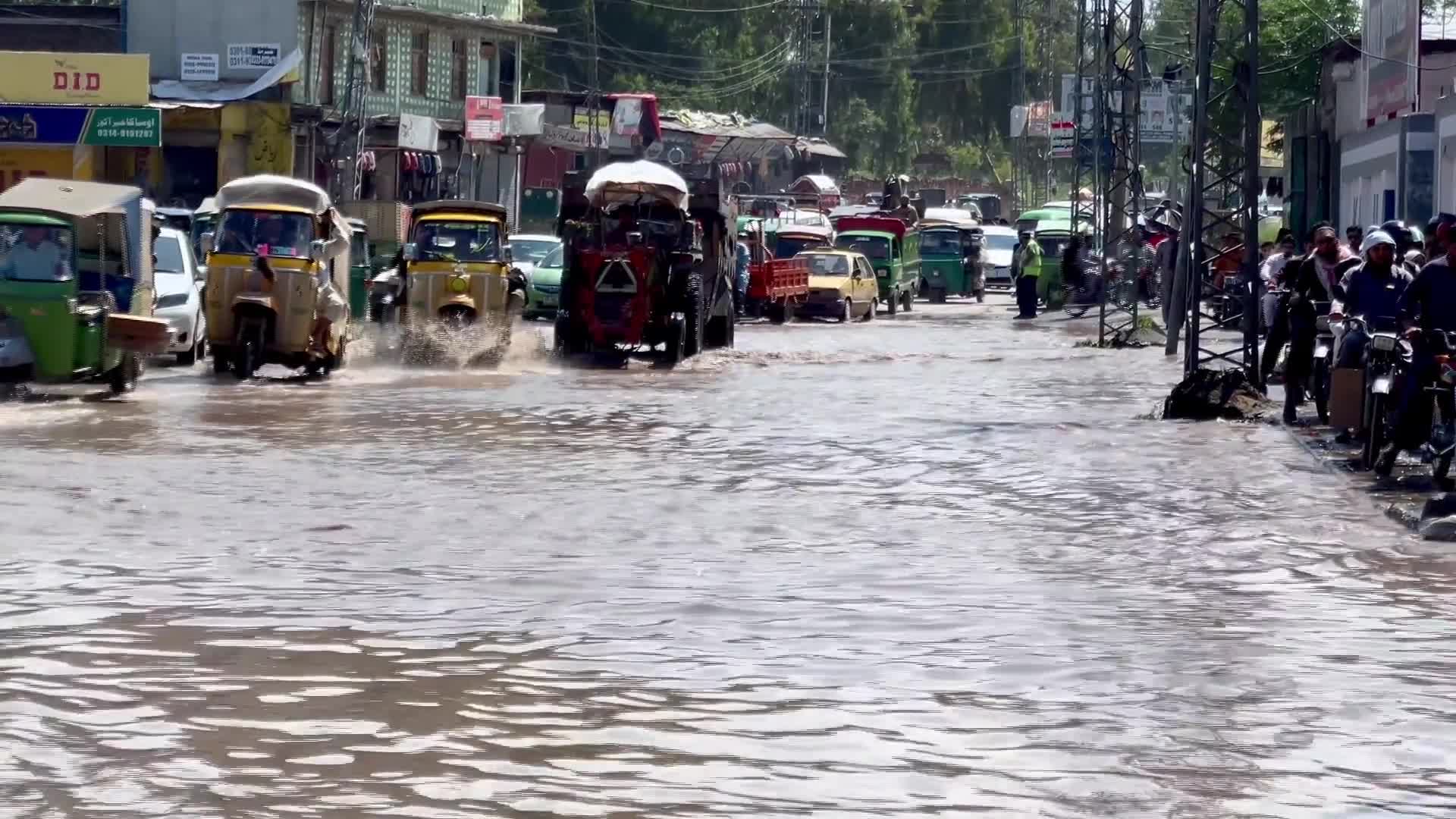 Heavy rains flood streets in northwest Pakistan, death toll rises - 04/04/2026