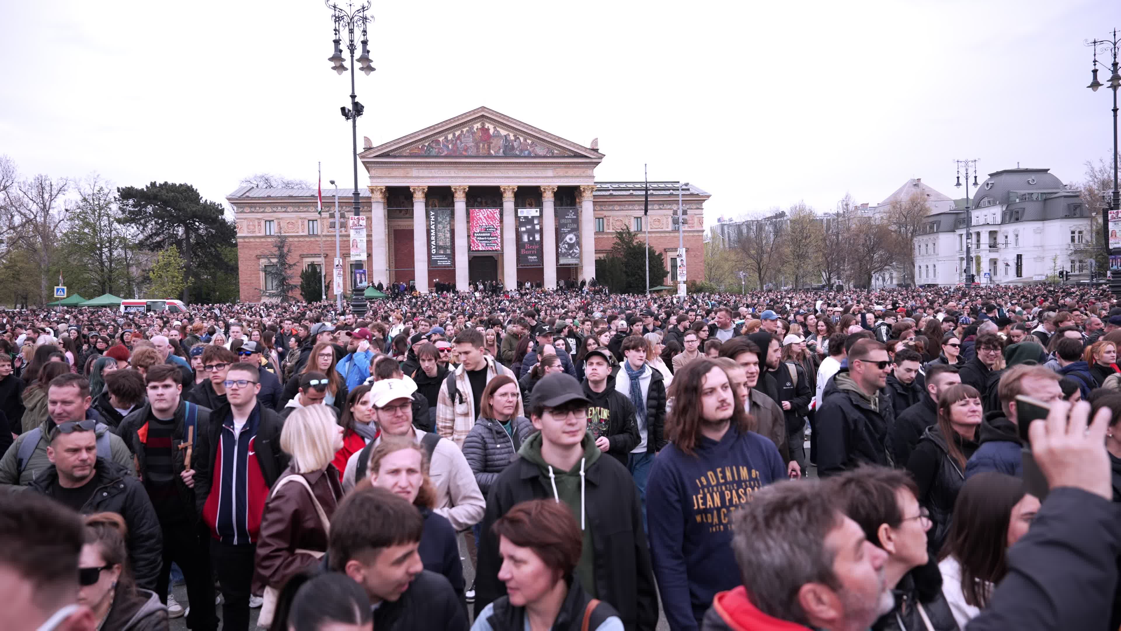 Crowds attend anti-government concert in Budapest