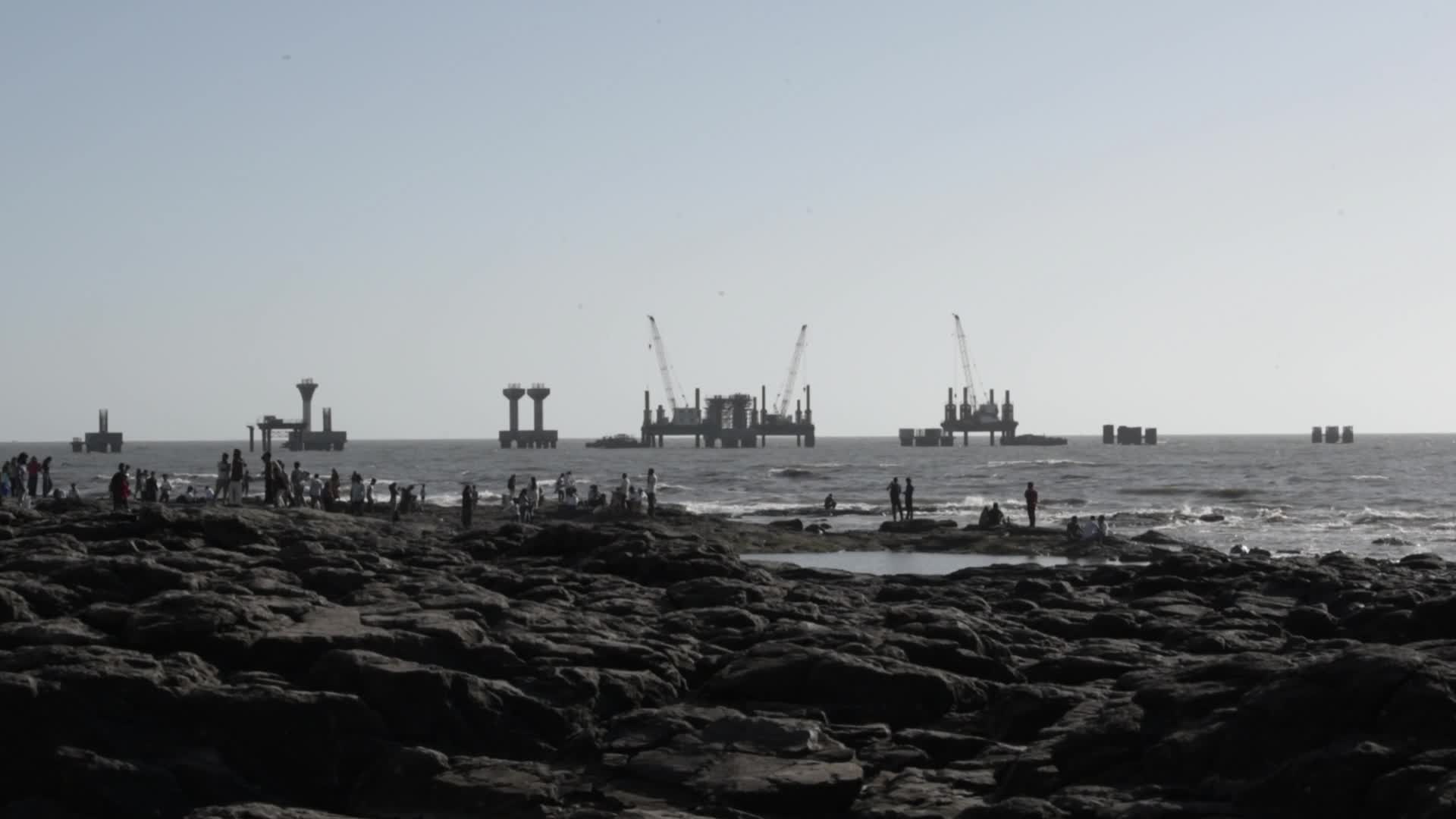 Mumbai’s Waterfront Leisure Amid Coastal Road Construction