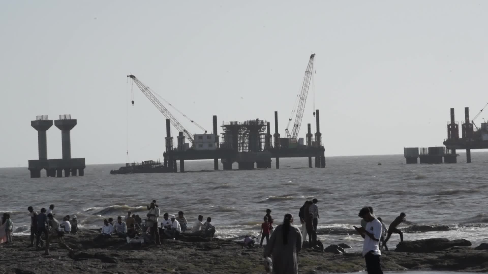 Mumbai’s Waterfront Leisure Amid Coastal Road Construction - 04/15/2026