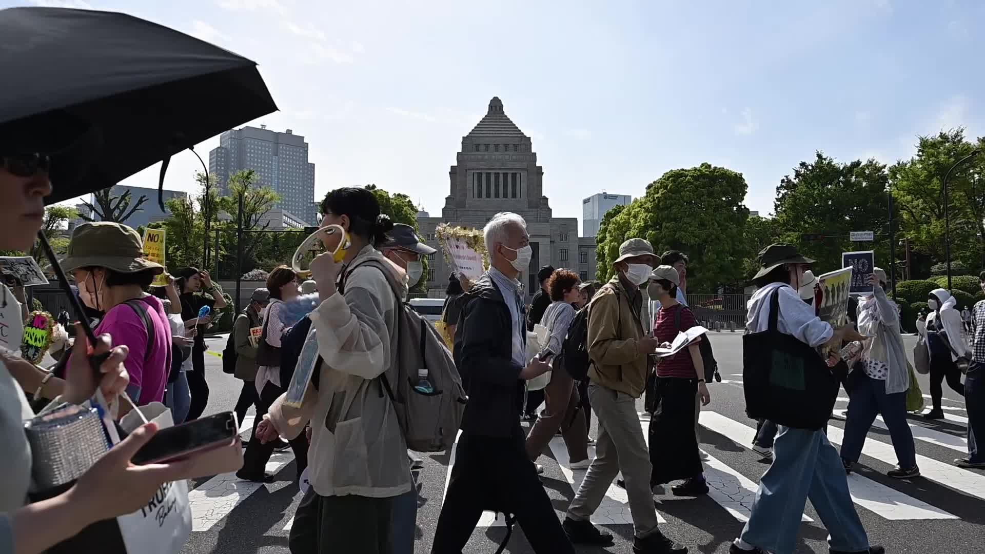 Migliaia di manifestanti davanti al Parlamento giapponese per opporsi alla modifica costituzionale