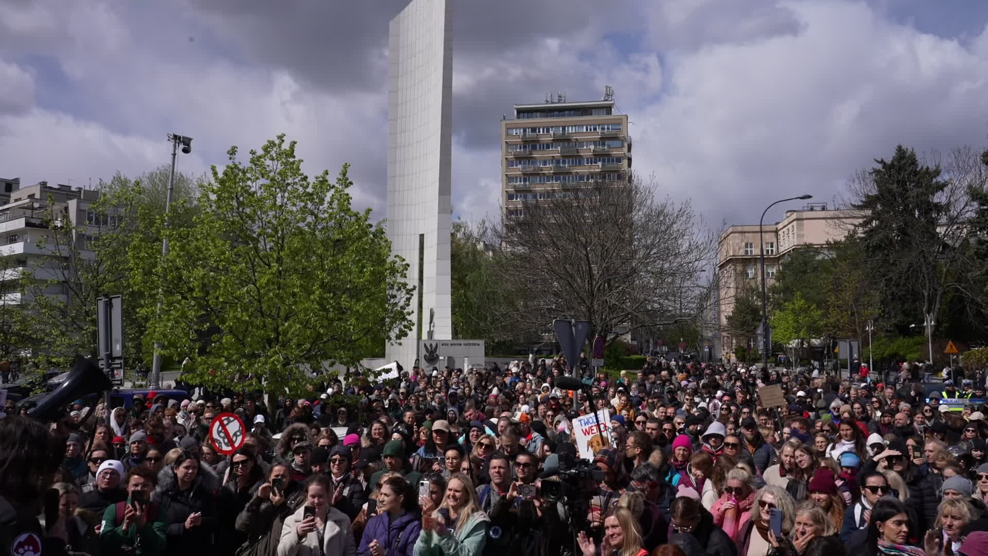 March in Warsaw against presidential veto of dog-chaining ban