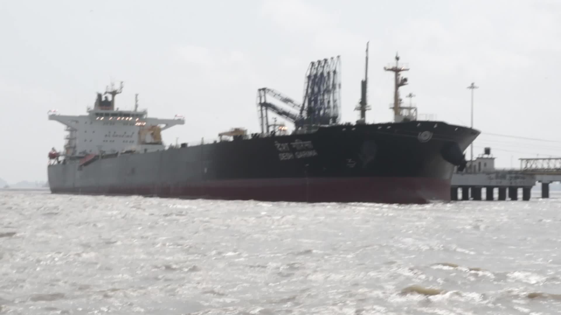 India Tanker Desh Garima Unloads Crude Amid Hormuz Supply Disruptions