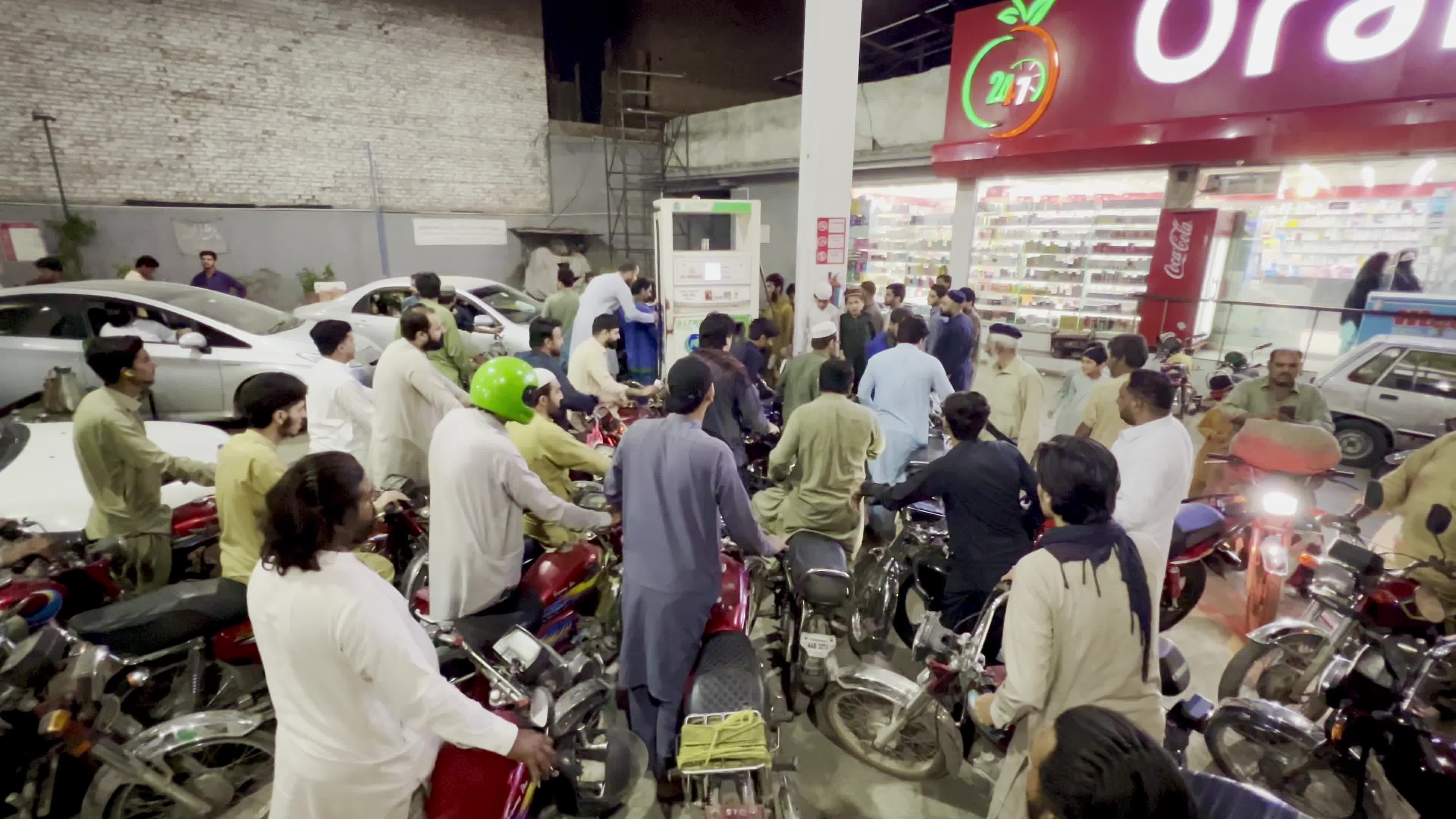 Government raises gas prices amid US-Iran conflict in Pakistan