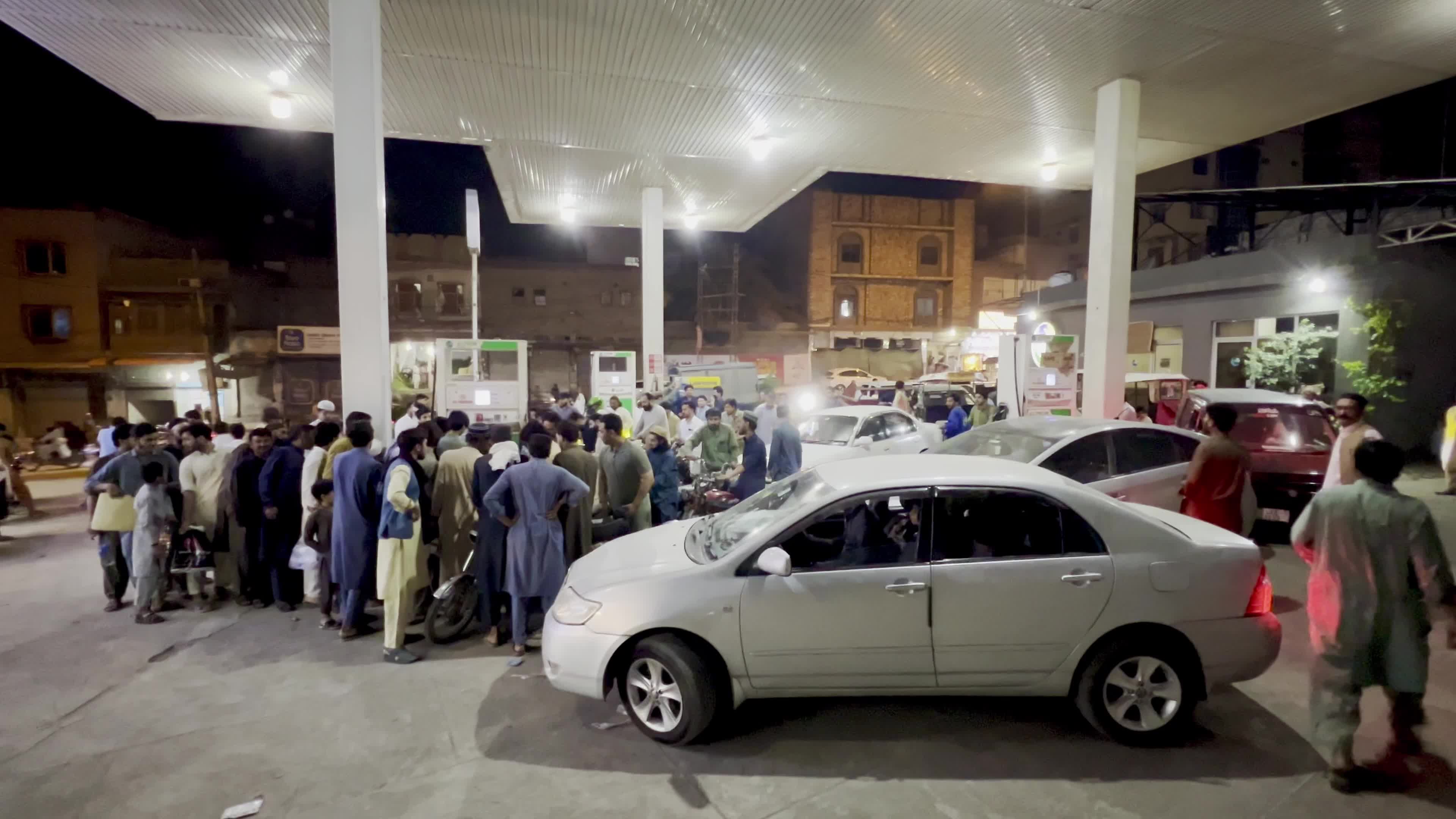 Government raises gas prices amid US-Iran conflict in Pakistan