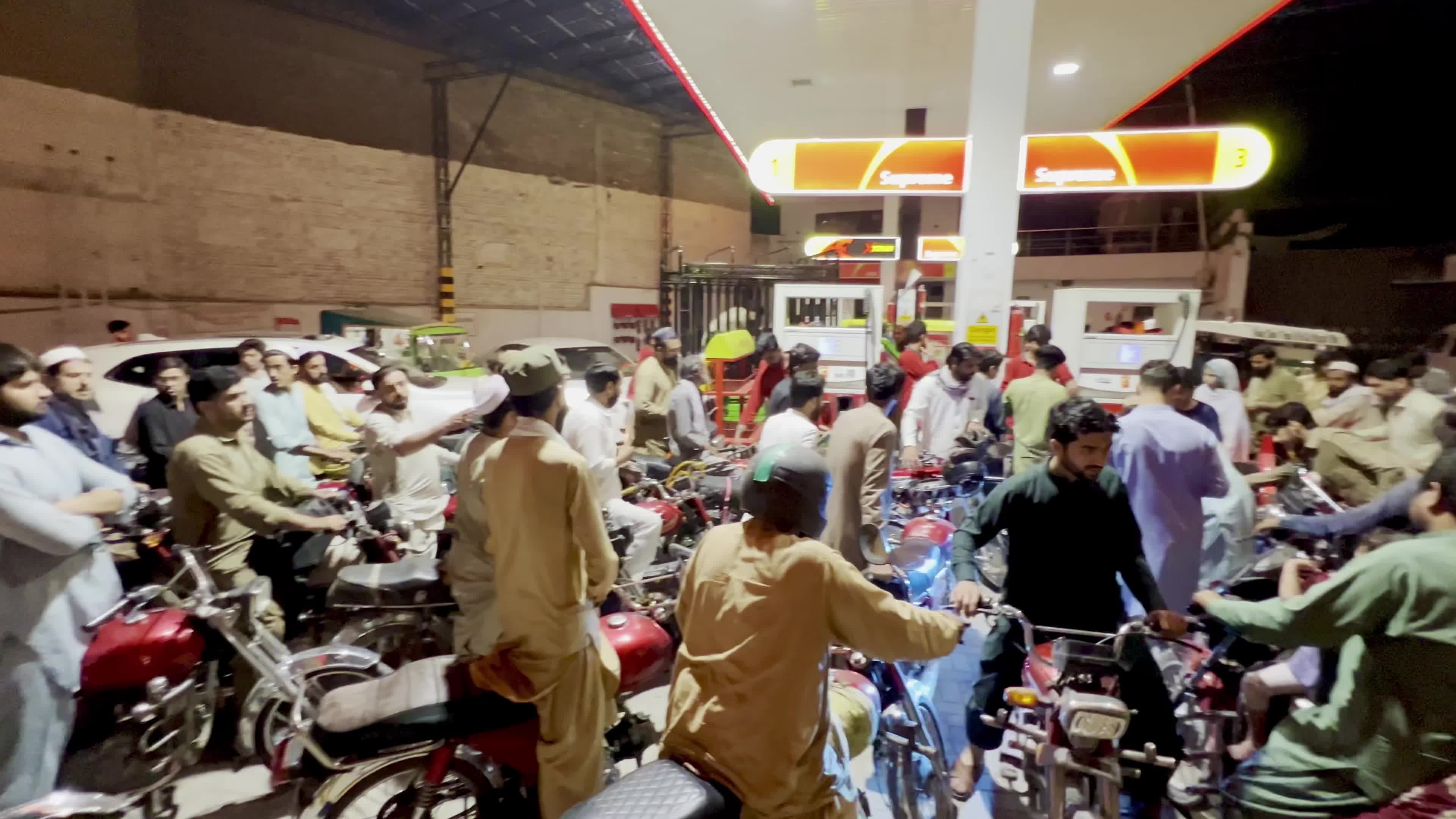Government raises gas prices amid US-Iran conflict in Pakistan