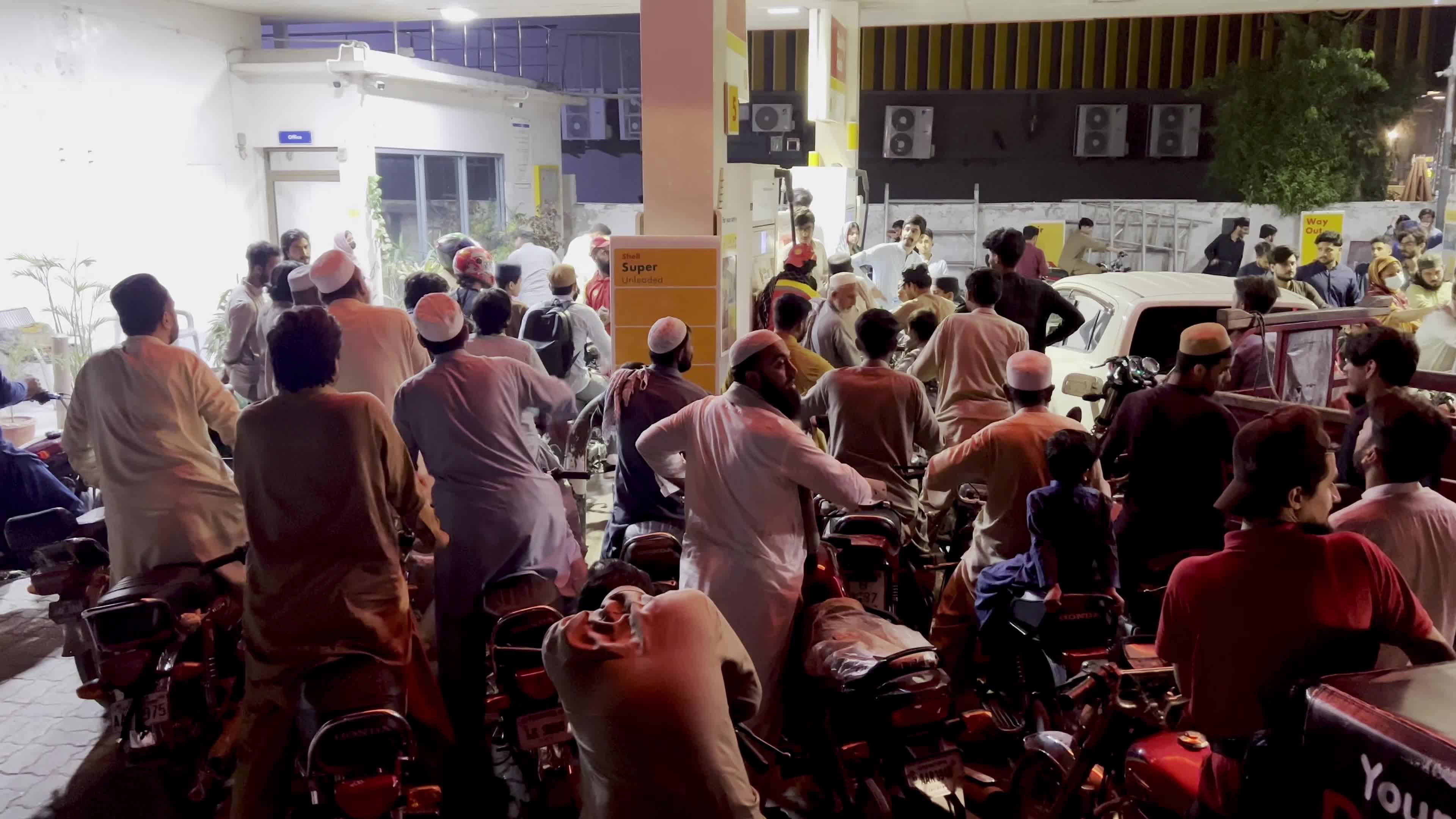 Government raises gas prices amid US-Iran conflict in Pakistan