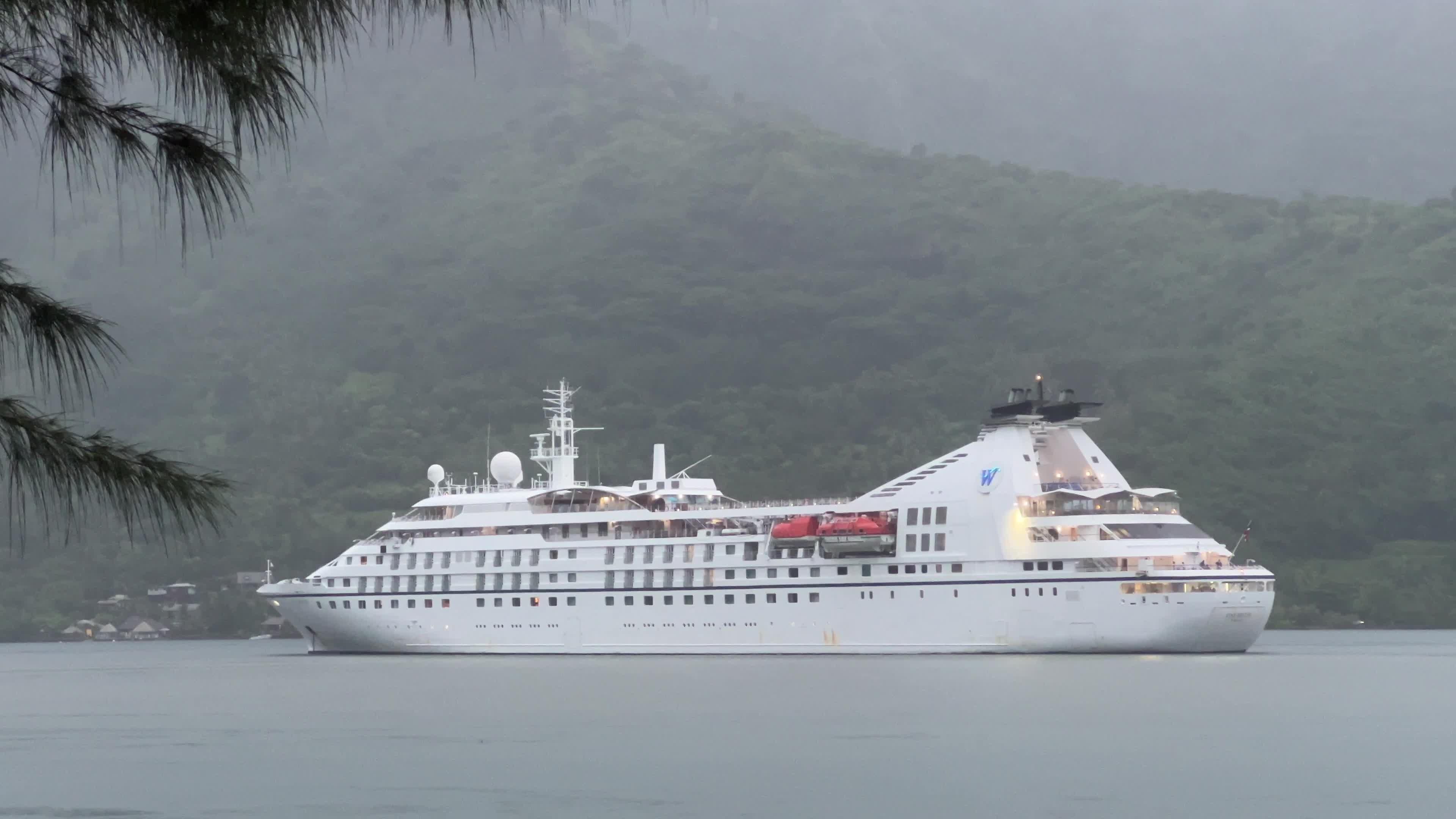 Thunderstorms and heavy rain in Moorea
